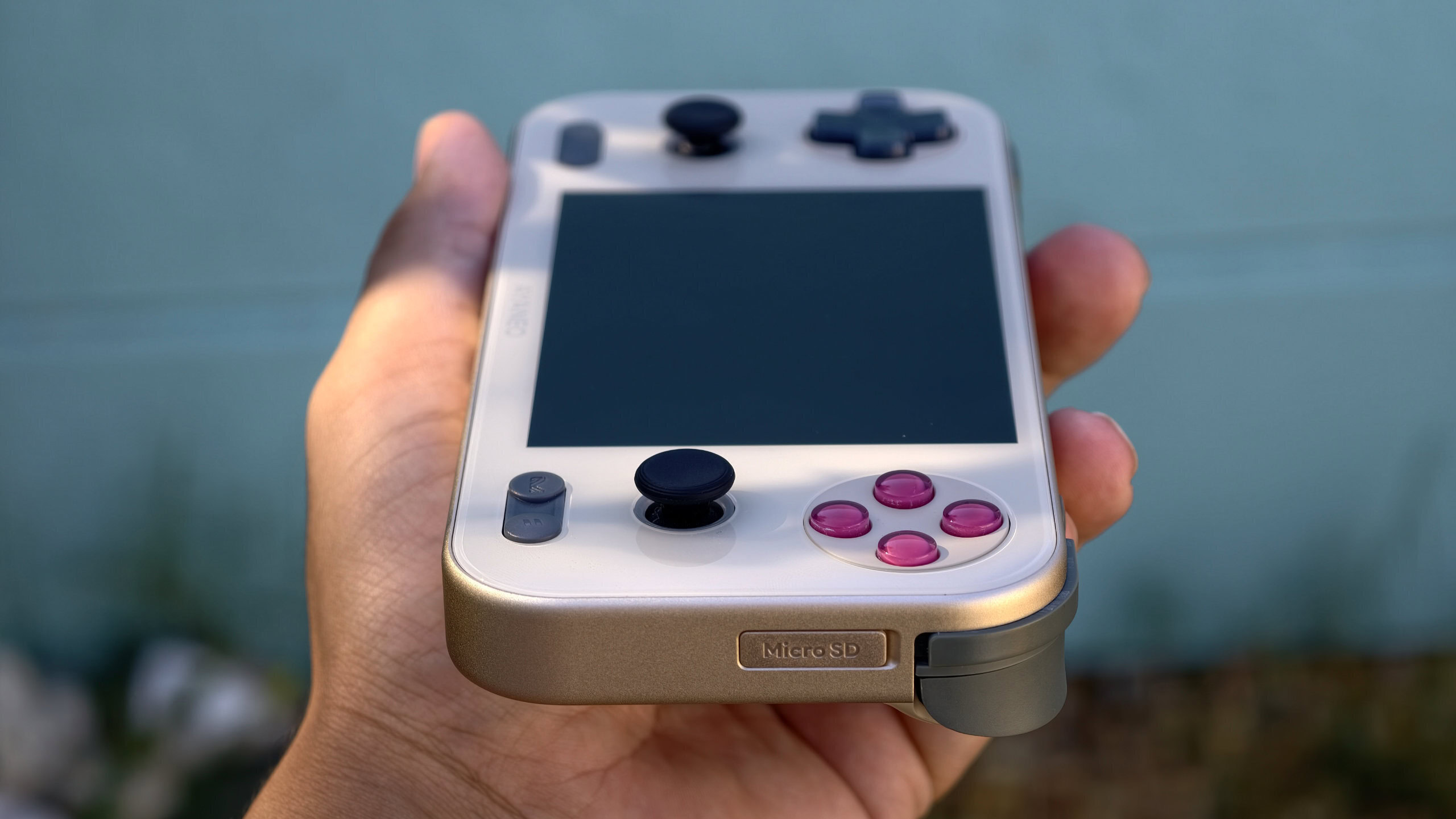 AYANEO Pocket S Mini na mão mostrando a borda direita