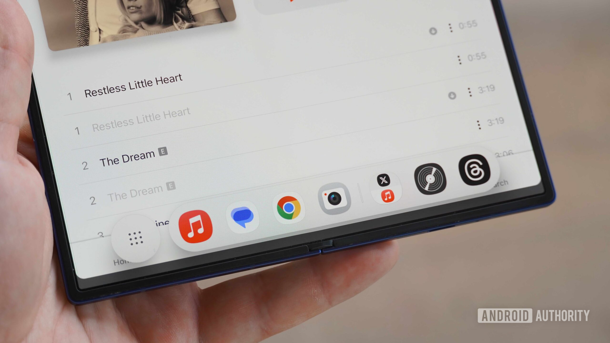 Uma barra de tarefas da UI corrigida A barra de tarefas de um Galaxy Z Fold 7.