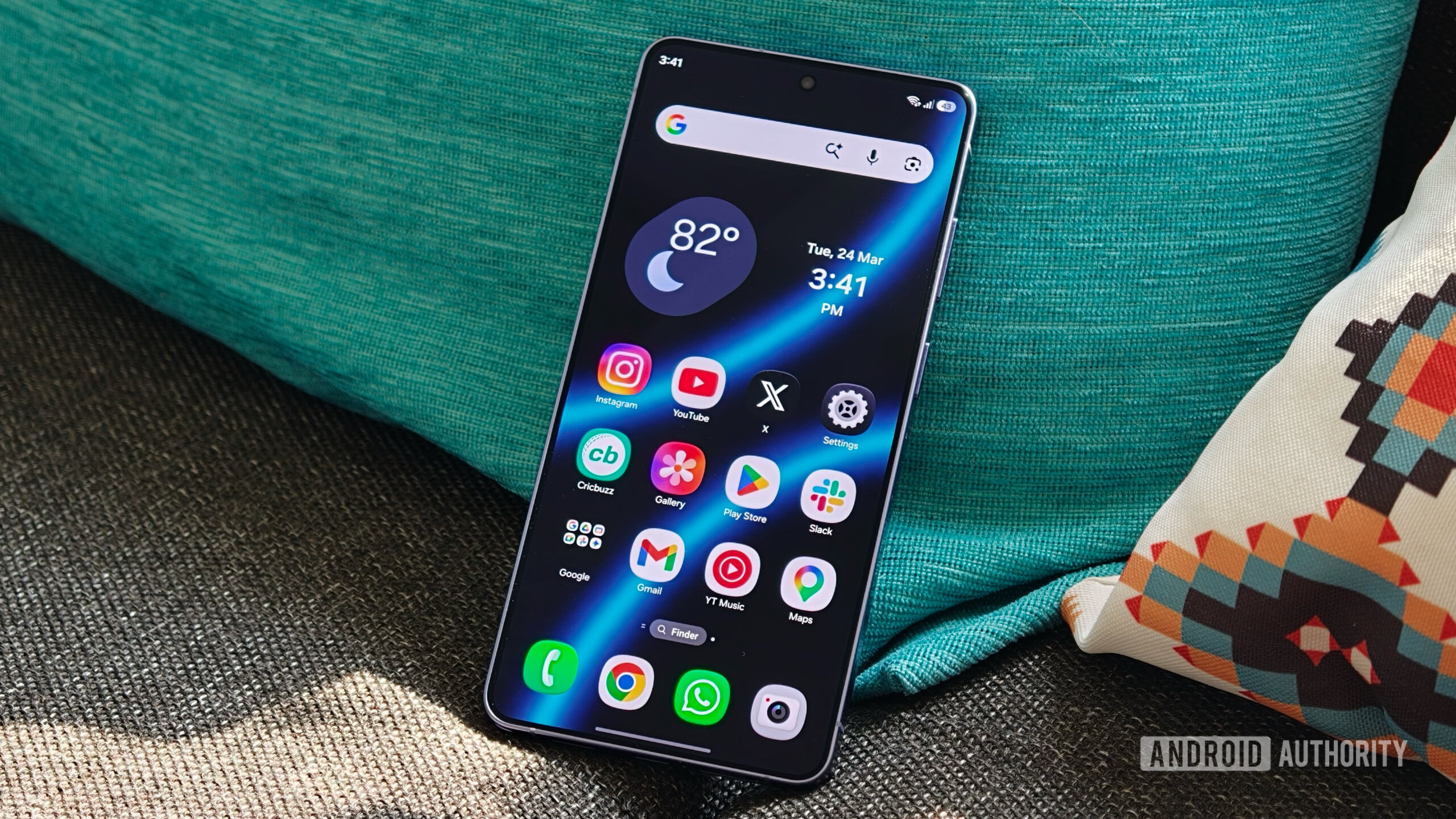 s26 ultra vs s23 na mão 5 O Galaxy S26 Ultra com o display ligado, mostrando a tela inicial.