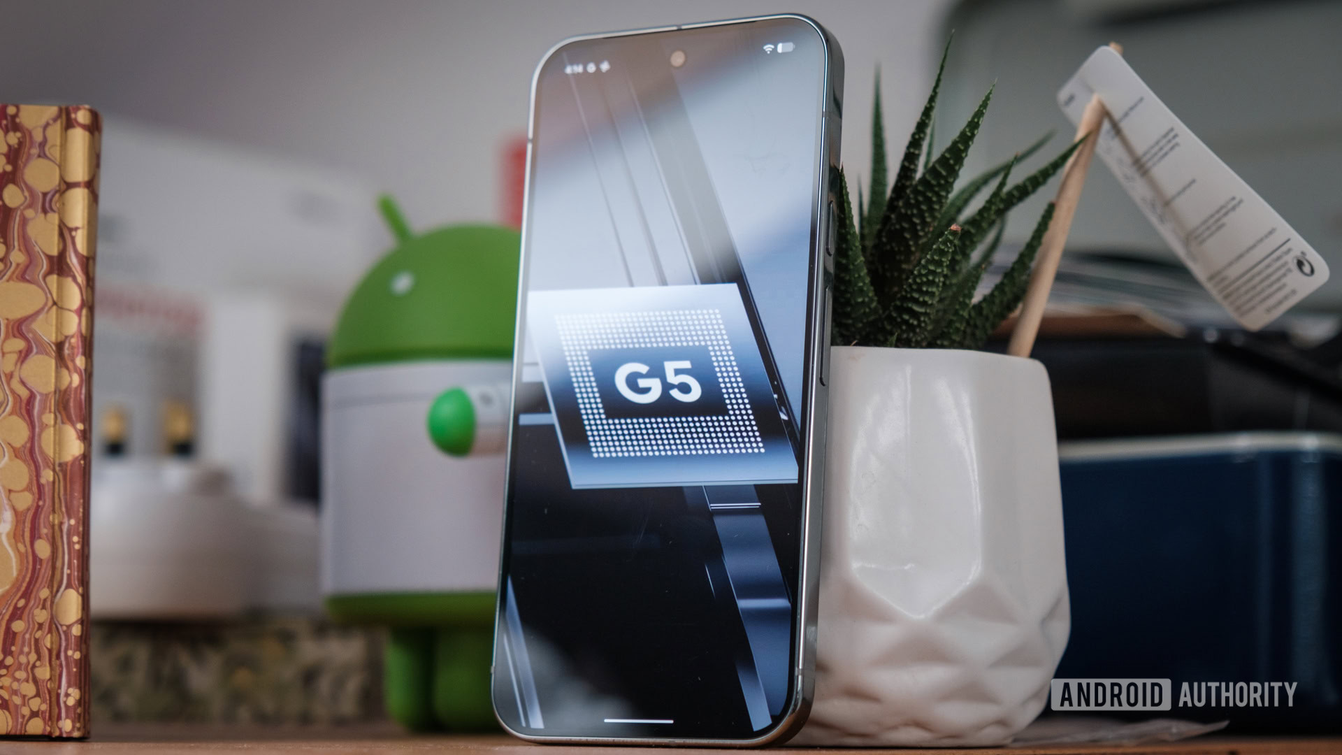 Telefone Google Pixel Tensor G5 em pé Telefone Google Pixel Tensor G5 em pé