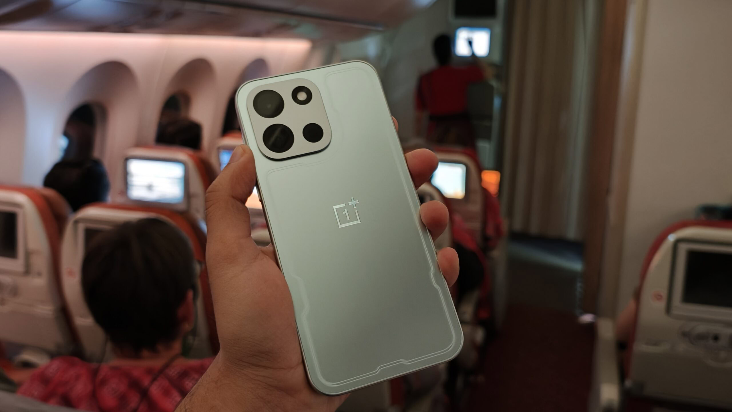 oplus 3145728 Alguém segurando o OnePlus Nord 6.