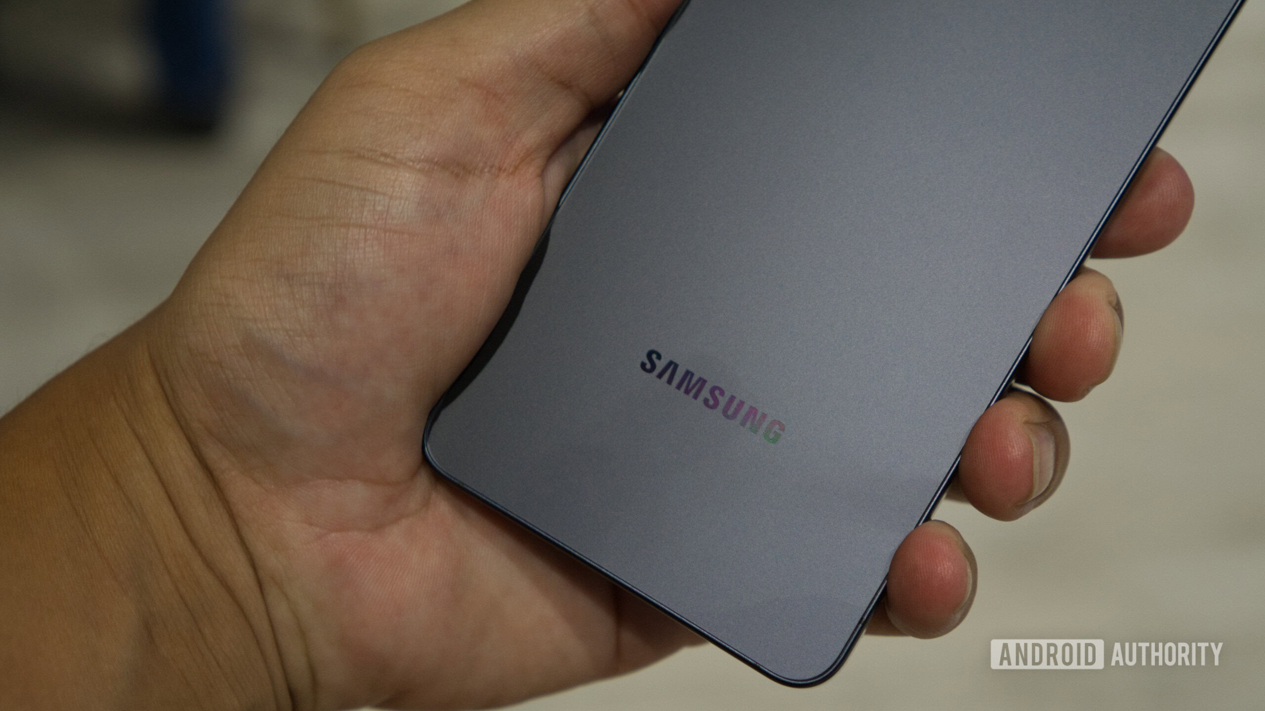 Parte traseira do Samsung Galaxy S26, mostrando o logotipo da Samsung.