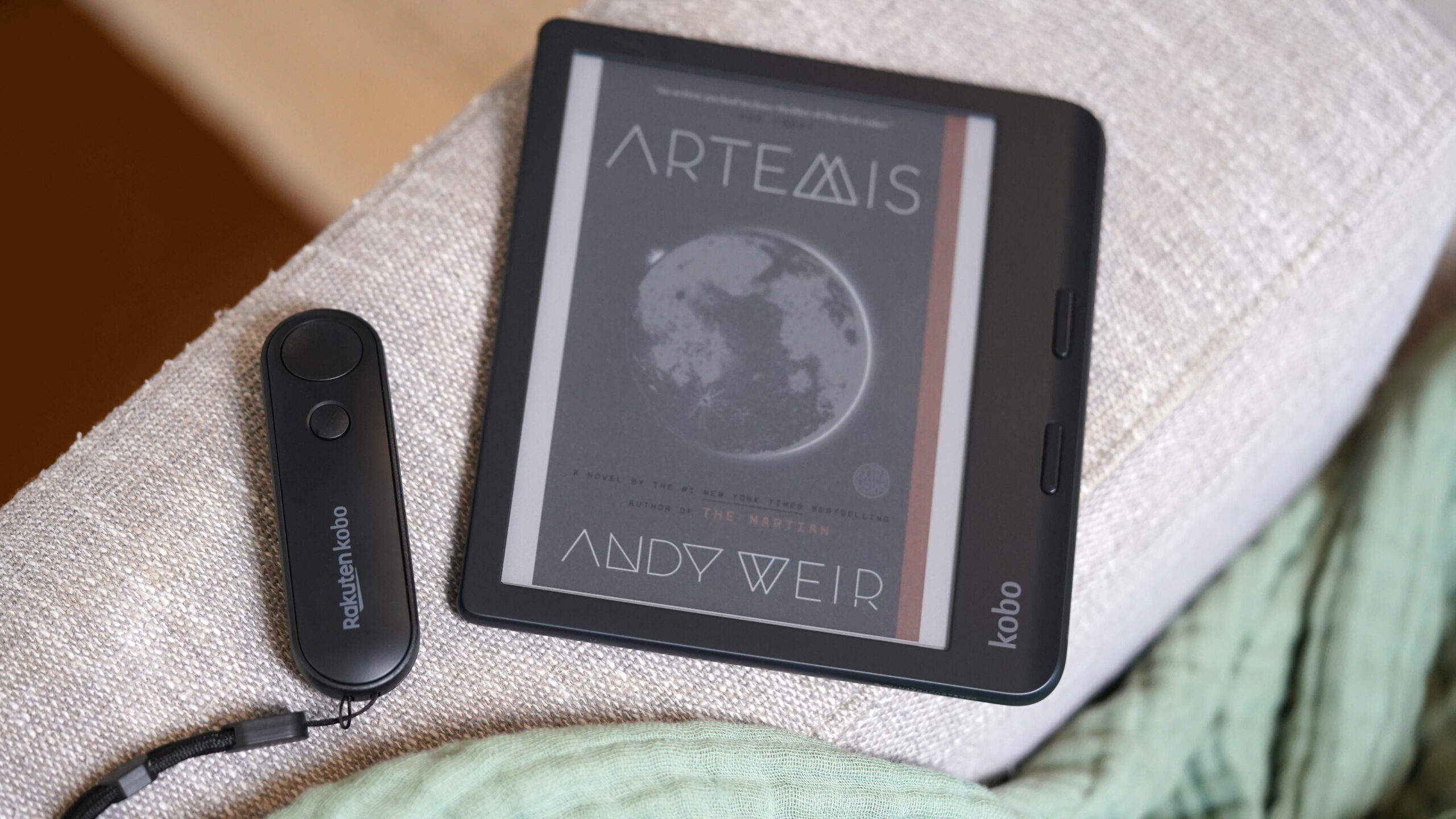 Um Kobo Remote fica ao lado de um Kobo Libra Color.