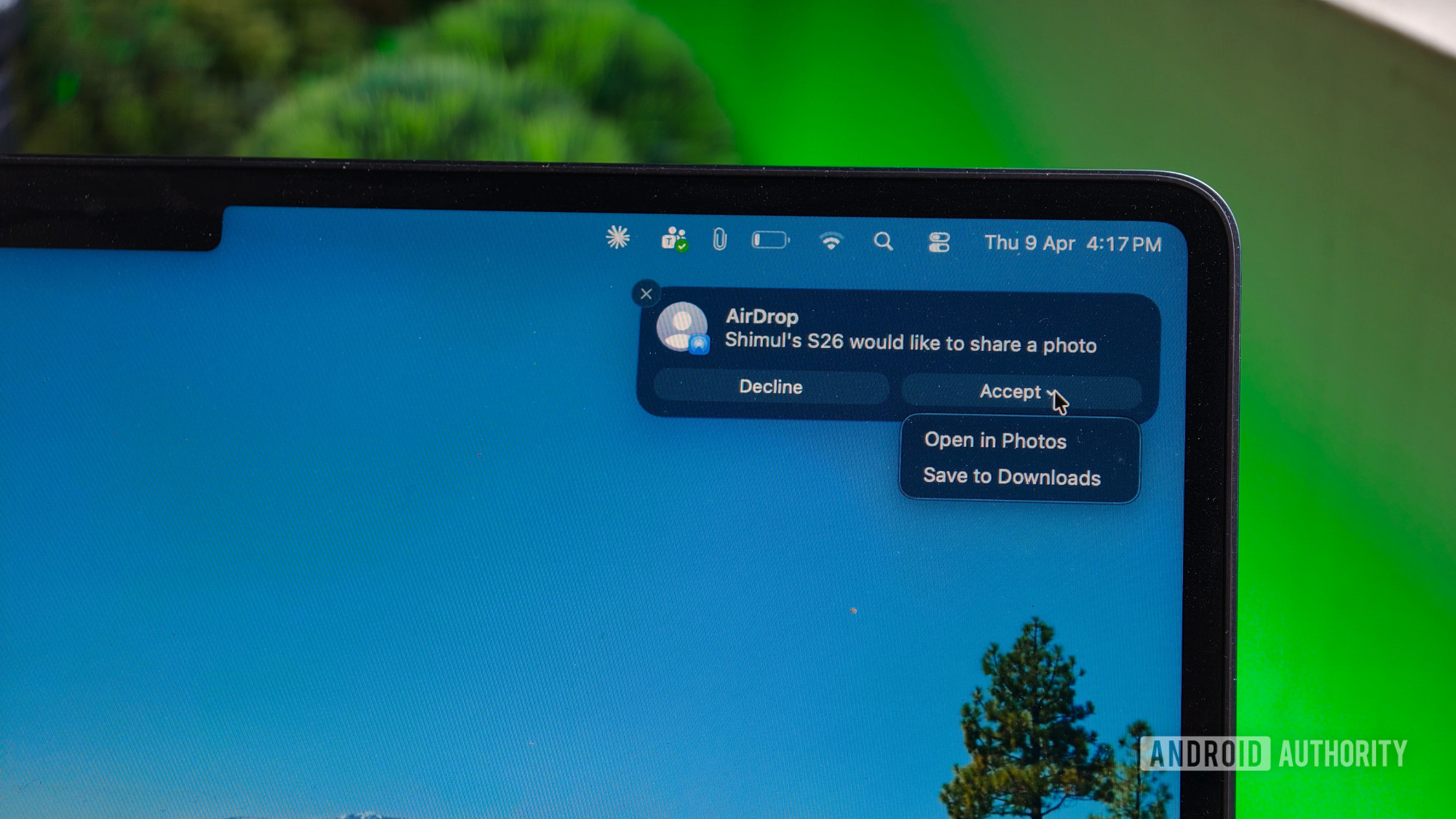 Galaxy S26 enviando arquivos no MacBook com pop up para aceitação