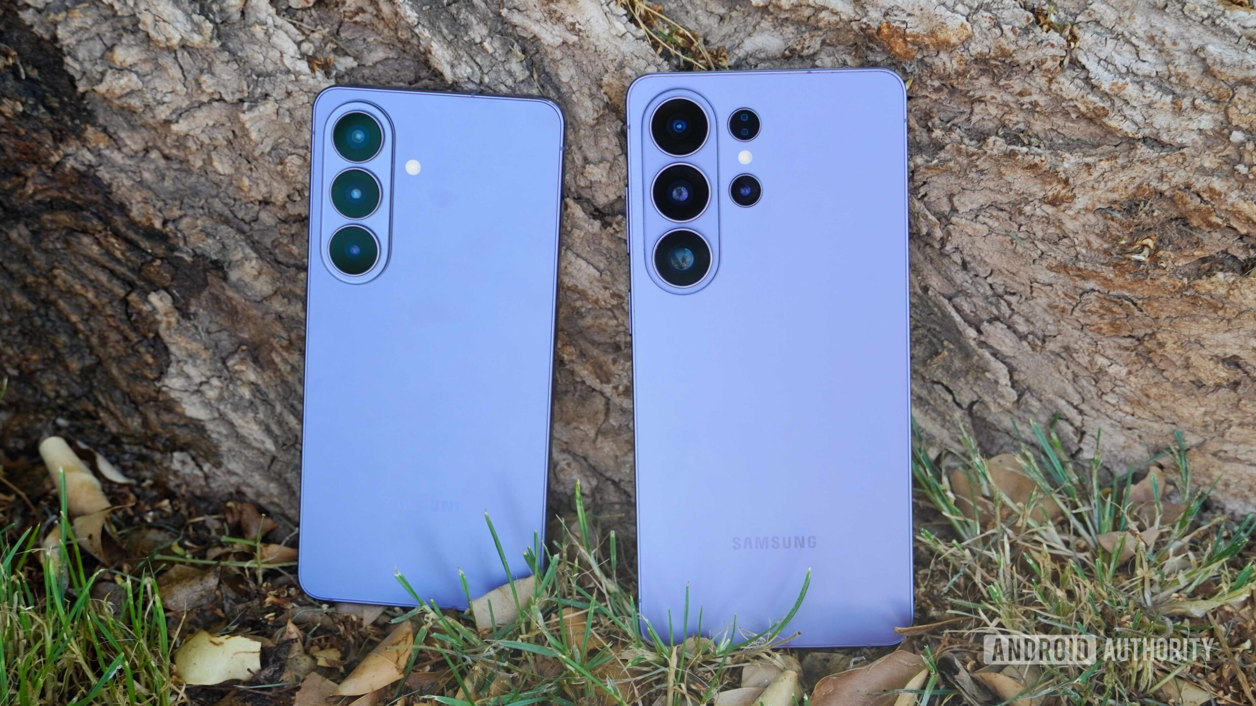 Samsung Galaxy S26 versus Ultra 3 A parte traseira do Galaxy S26 e Galaxy S26 Ultra.