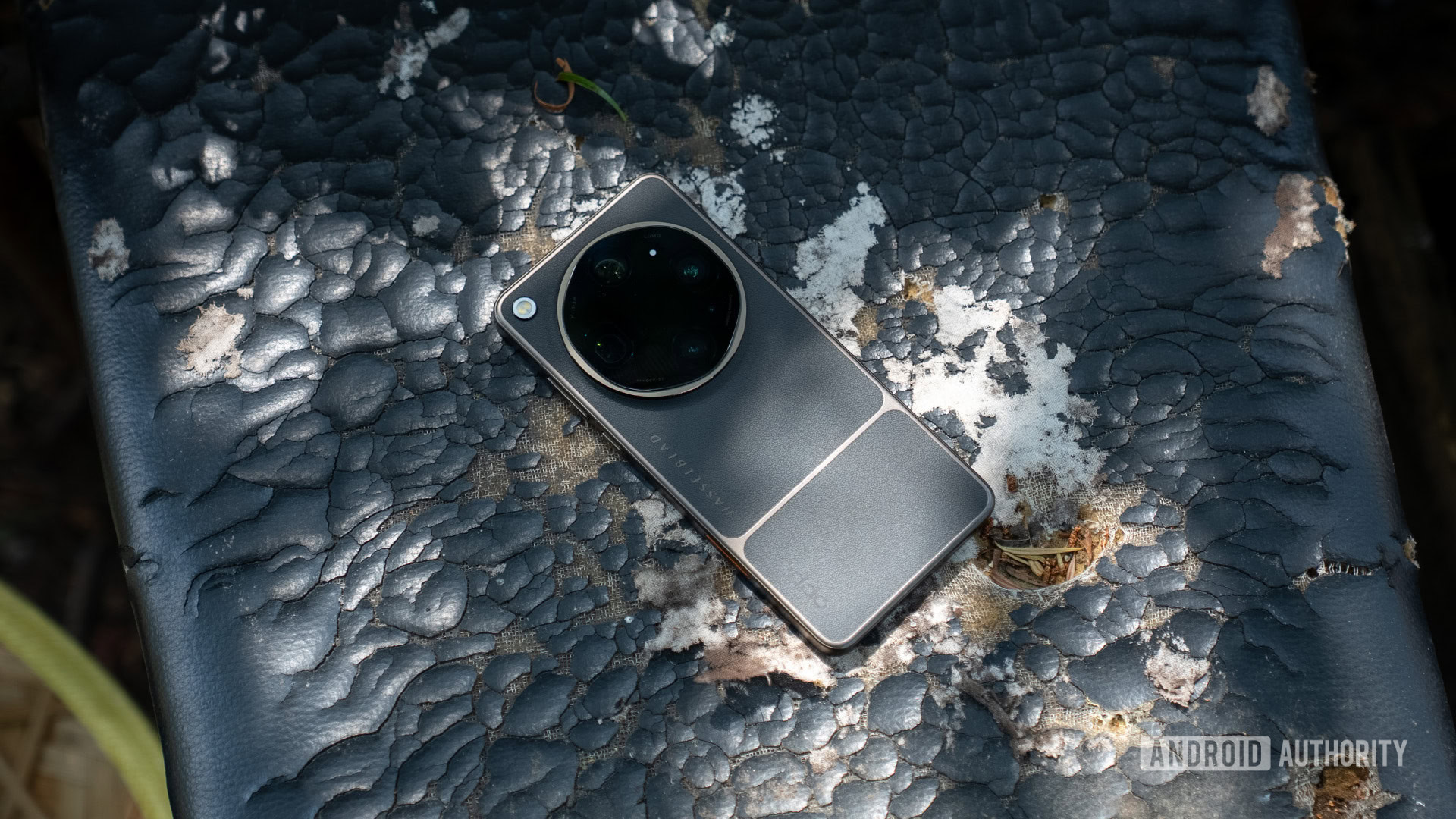 Oppo Find X9 Ultra deitado