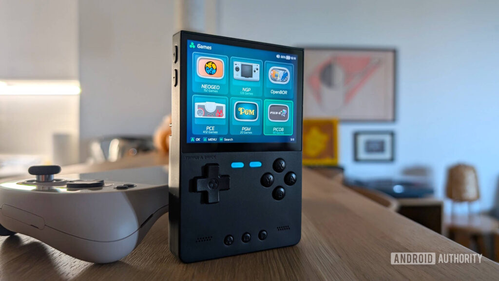 Este portátil Pro estilo Game Boy está chegando à medida que imagens vazam