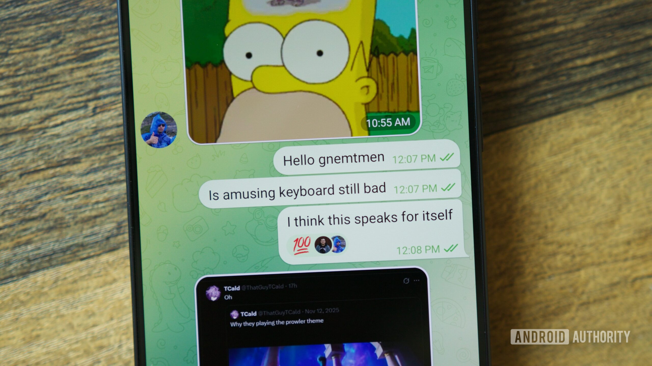 teclado samsung galaxy s26 2 Um bate-papo em grupo com mensagens cheias de erros de digitação, digitadas com o teclado Samsung.