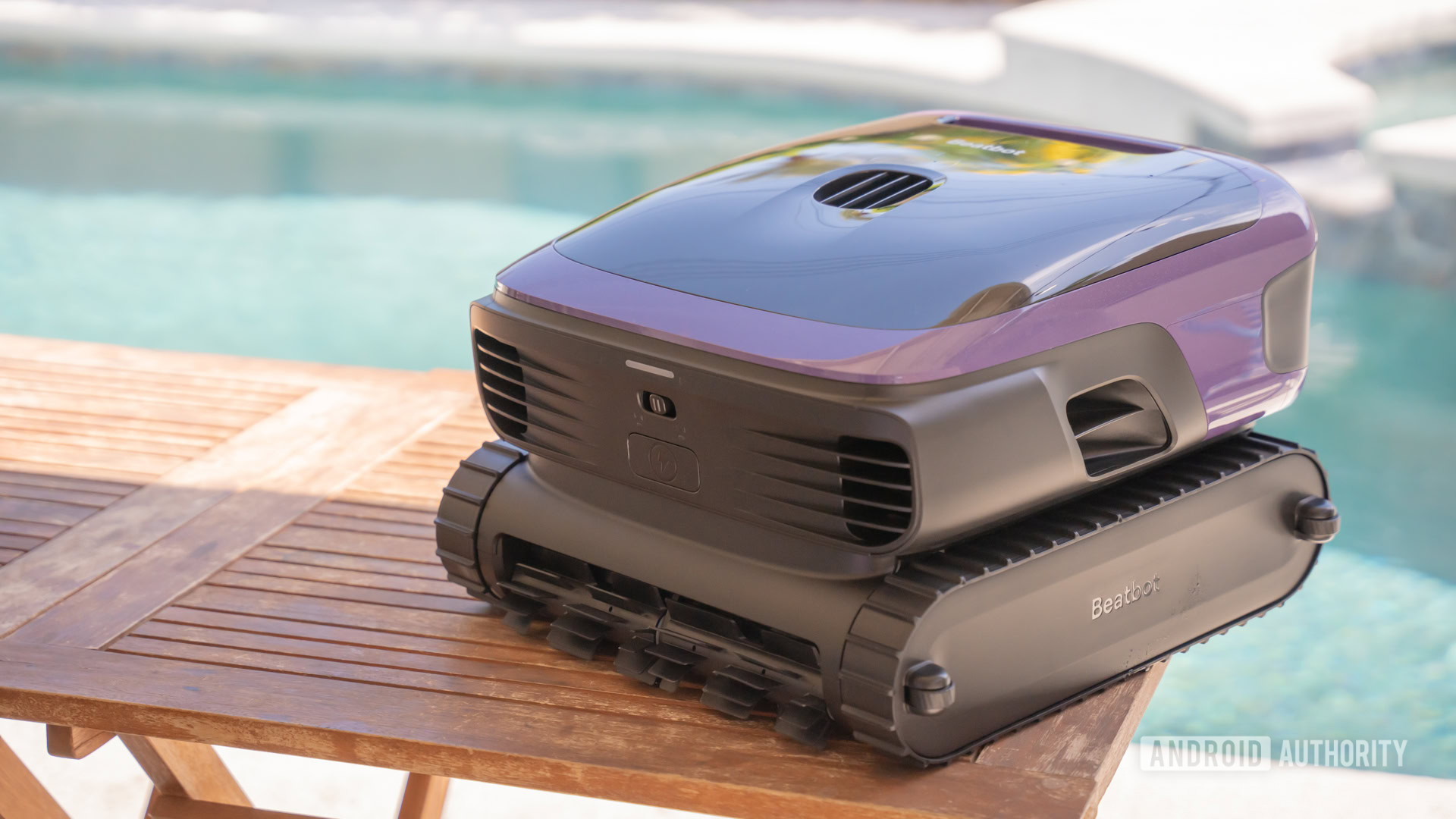 Beatbot Sora 70 ao lado da piscina 1