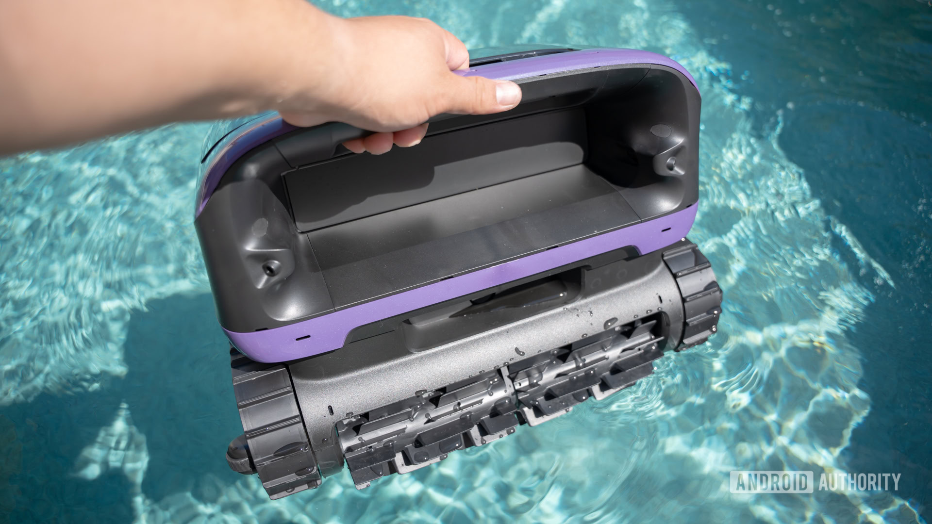 Segurando o Beatbot Sora 70