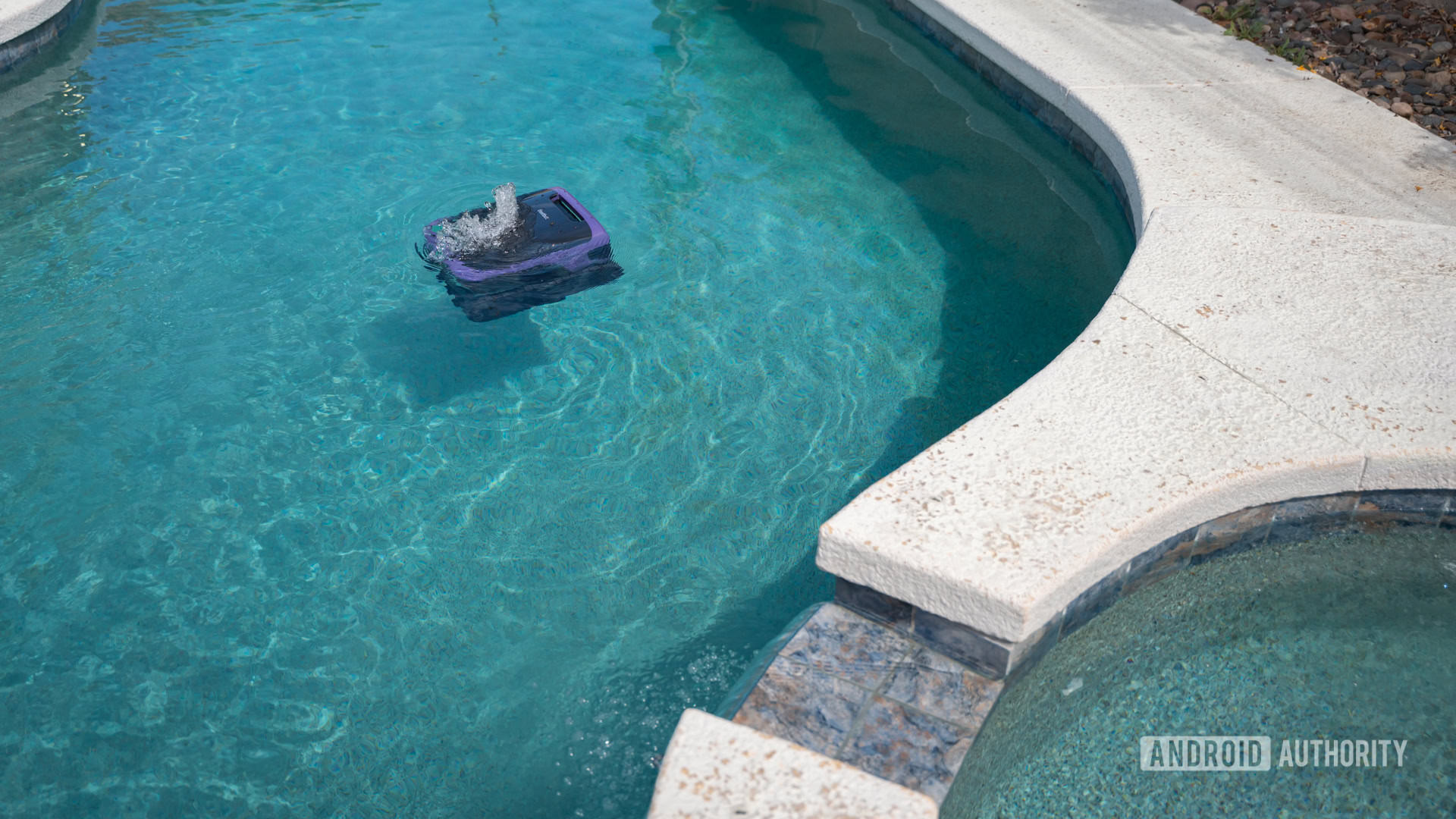 Beatbot Sora 70 na superfície da piscina 9