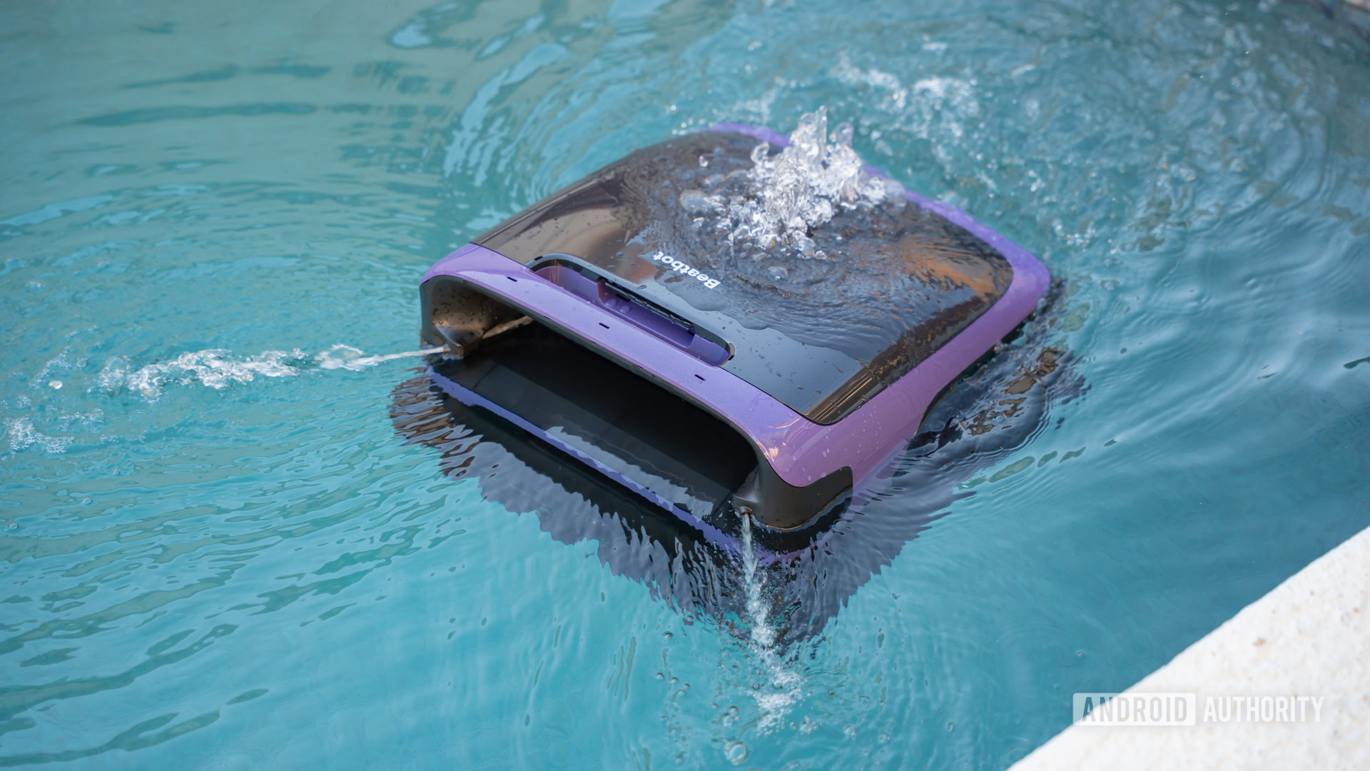 Beatbot Sora 70 na superfície da piscina 14