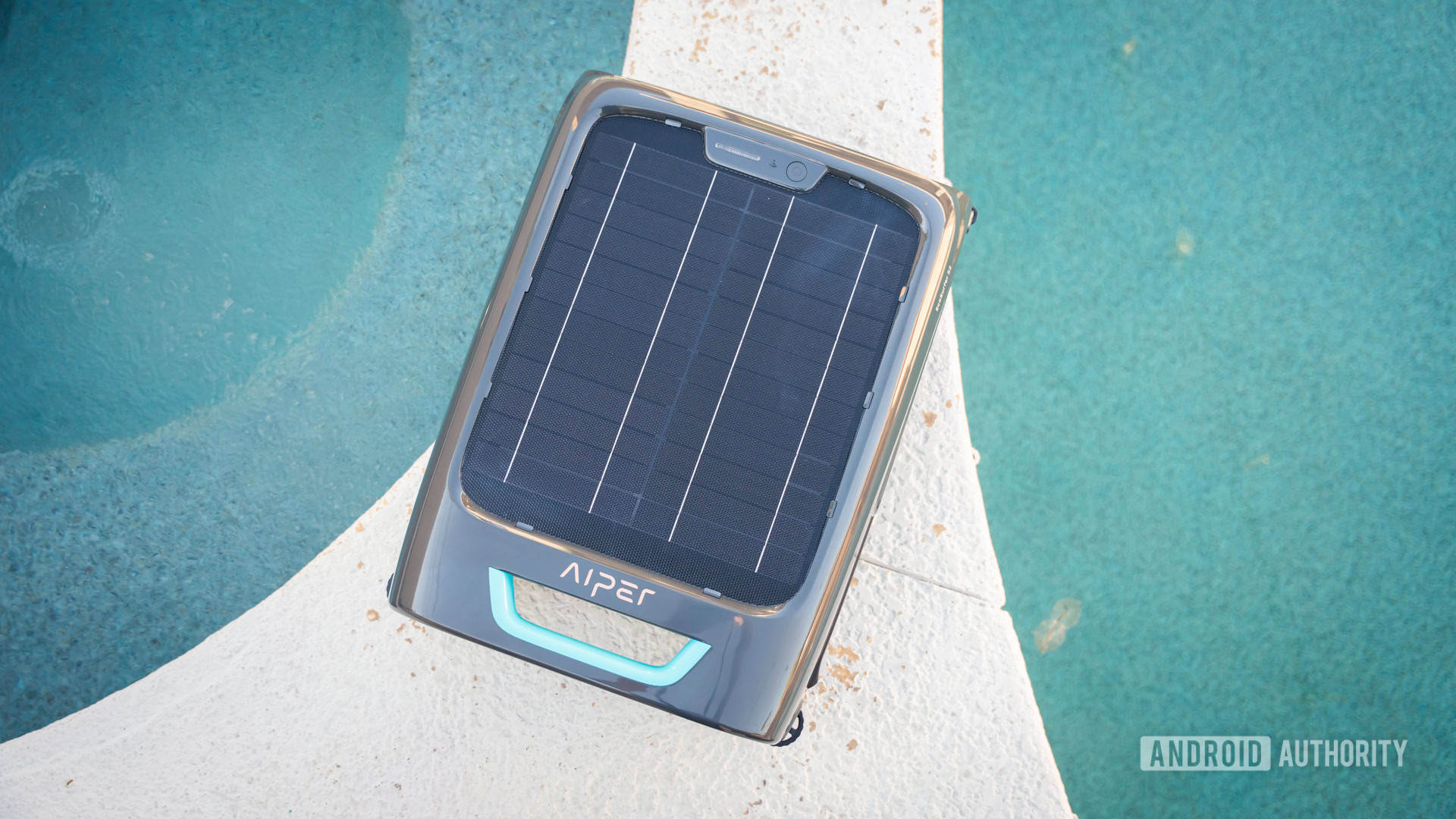 Aiper EcoSurfer S2 próximo à piscina 3