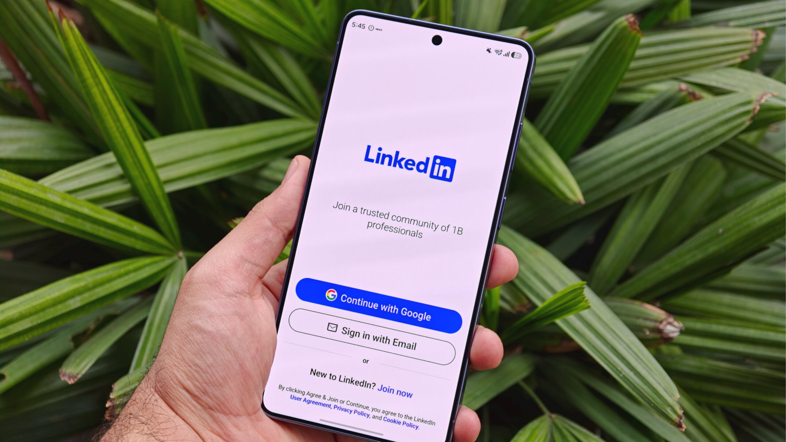 Carregamento do aplicativo LinkedIn em um Galaxy S26 Ultra