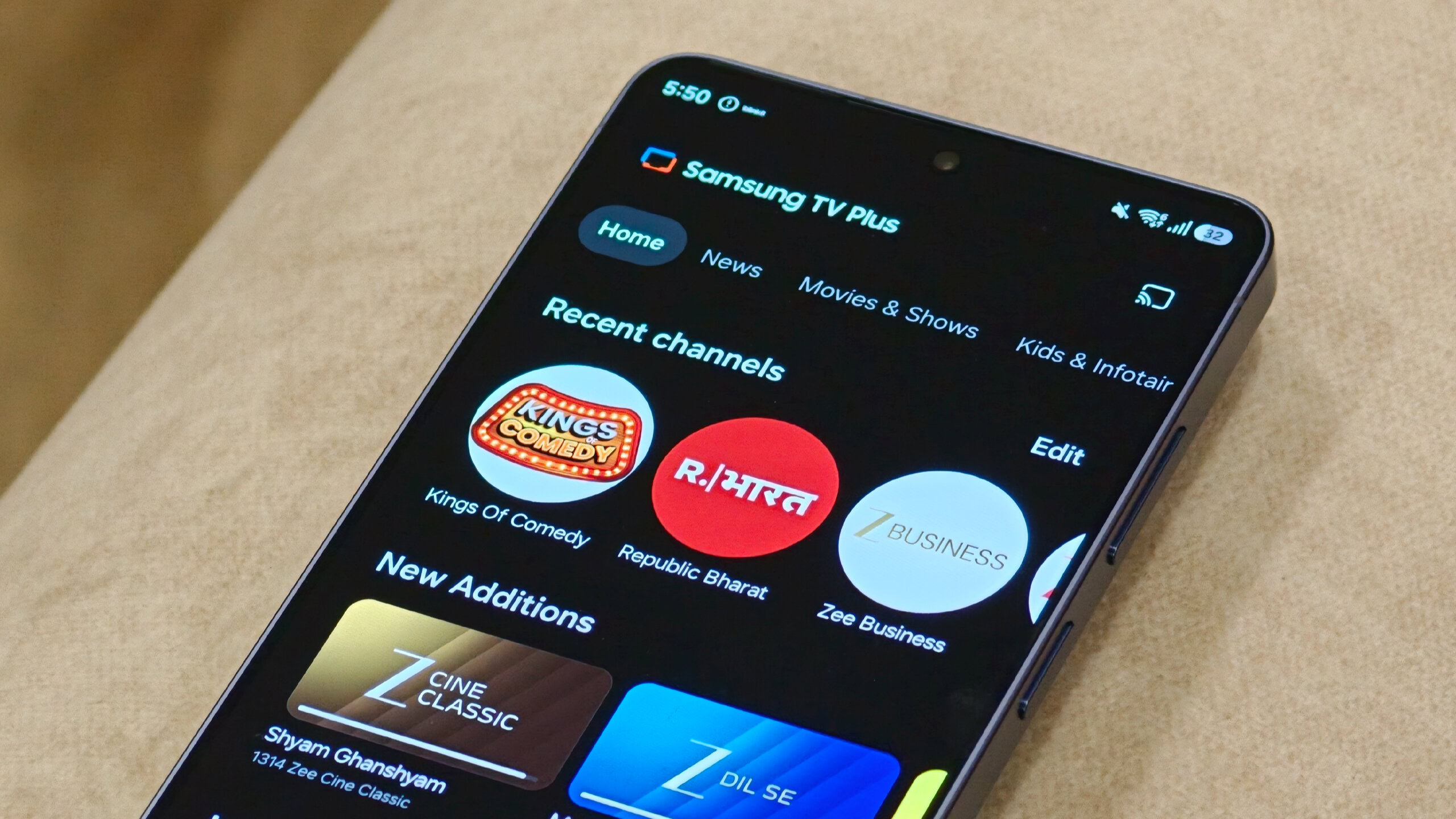 Aplicativo Samsung TV Plus com conteúdo suportado por anúncios em um Galaxy S26 Ultra