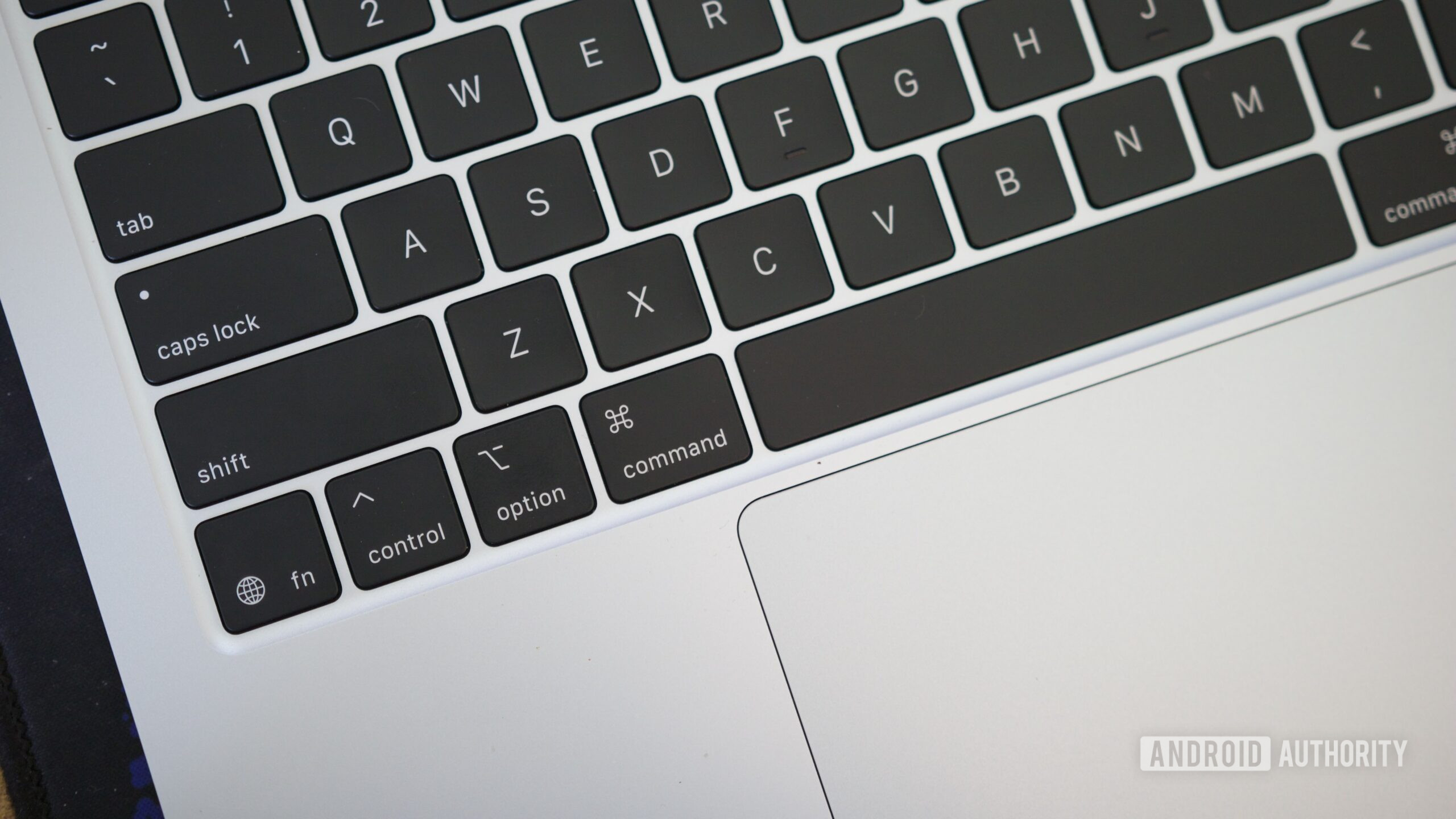 Foto aproximada de um teclado em um MacBook.