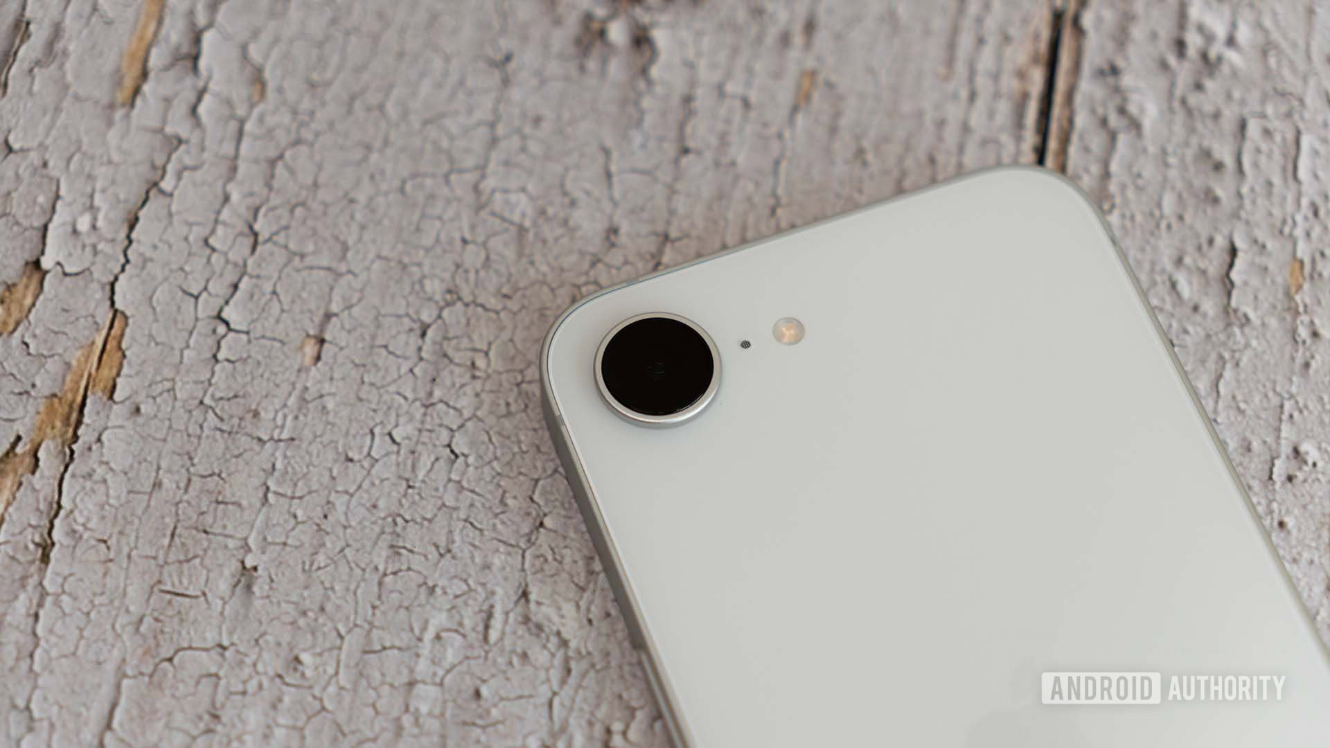 Apple iPhone 17e mostrando câmera traseira única 1