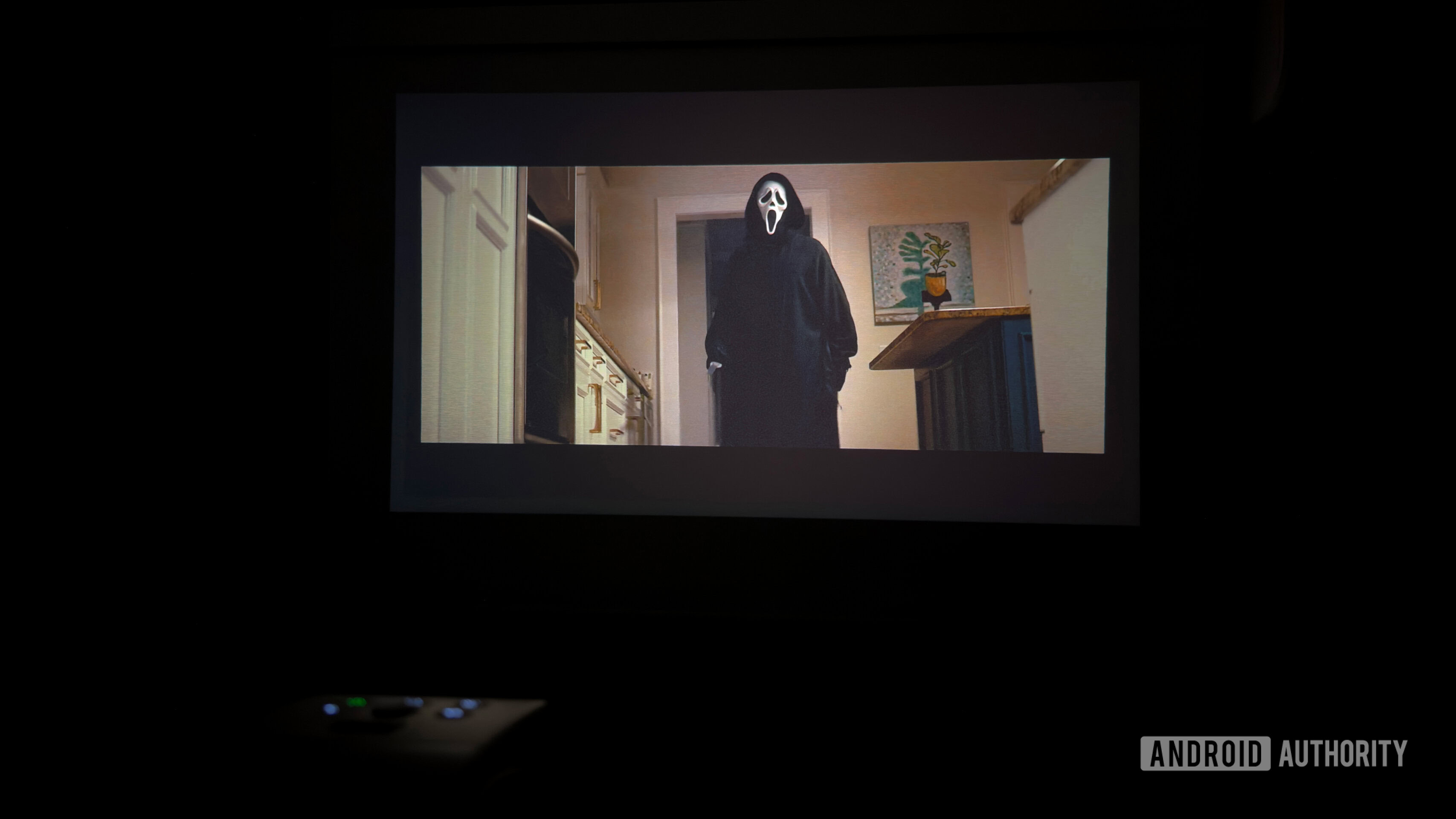 Um usuário assiste Scream usando um BenQ GV32.
