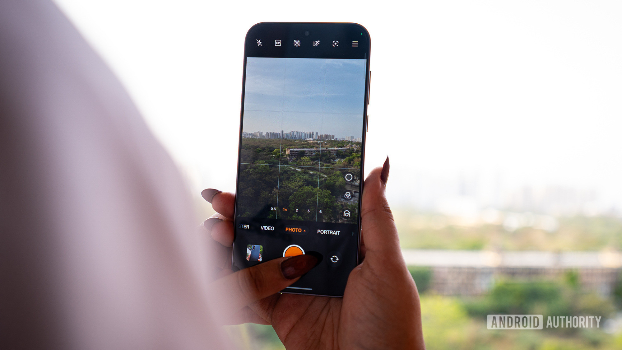 Uma pessoa clicando em uma foto com o OPPO Find X9 Pro