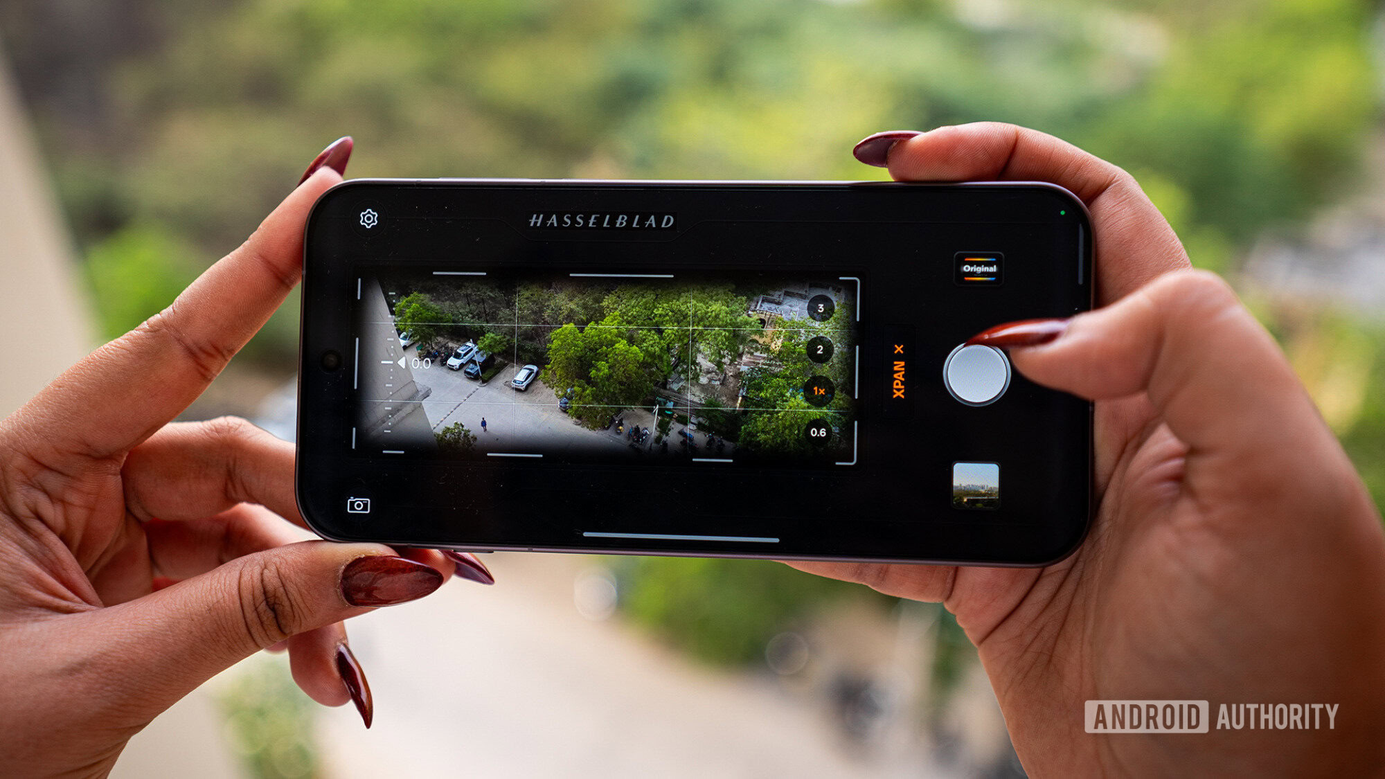 Uma pessoa usando o modo XPAN no OPPO Find X9 Pro