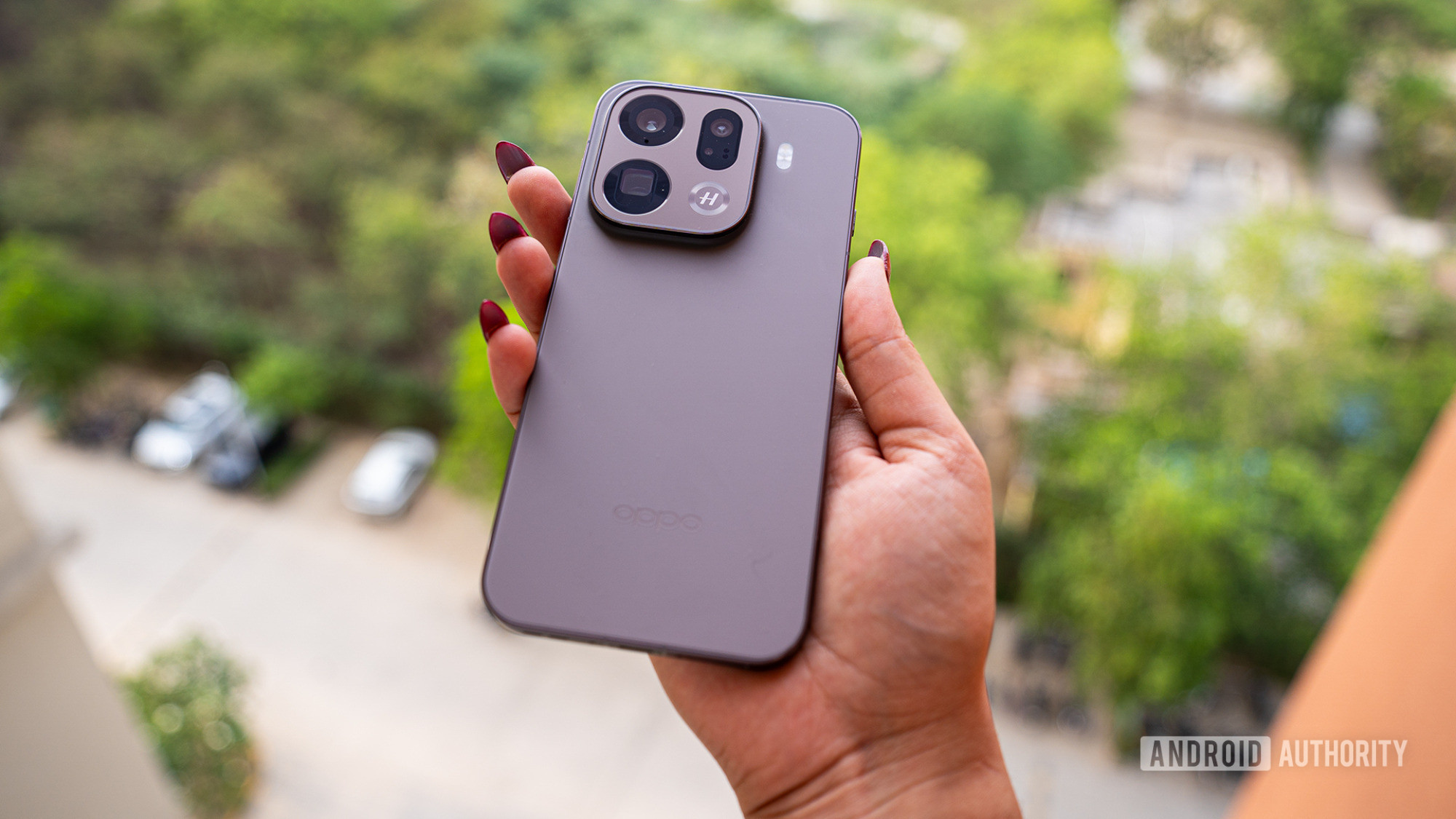 OPPO Find X9 Pro na mão de uma pessoa