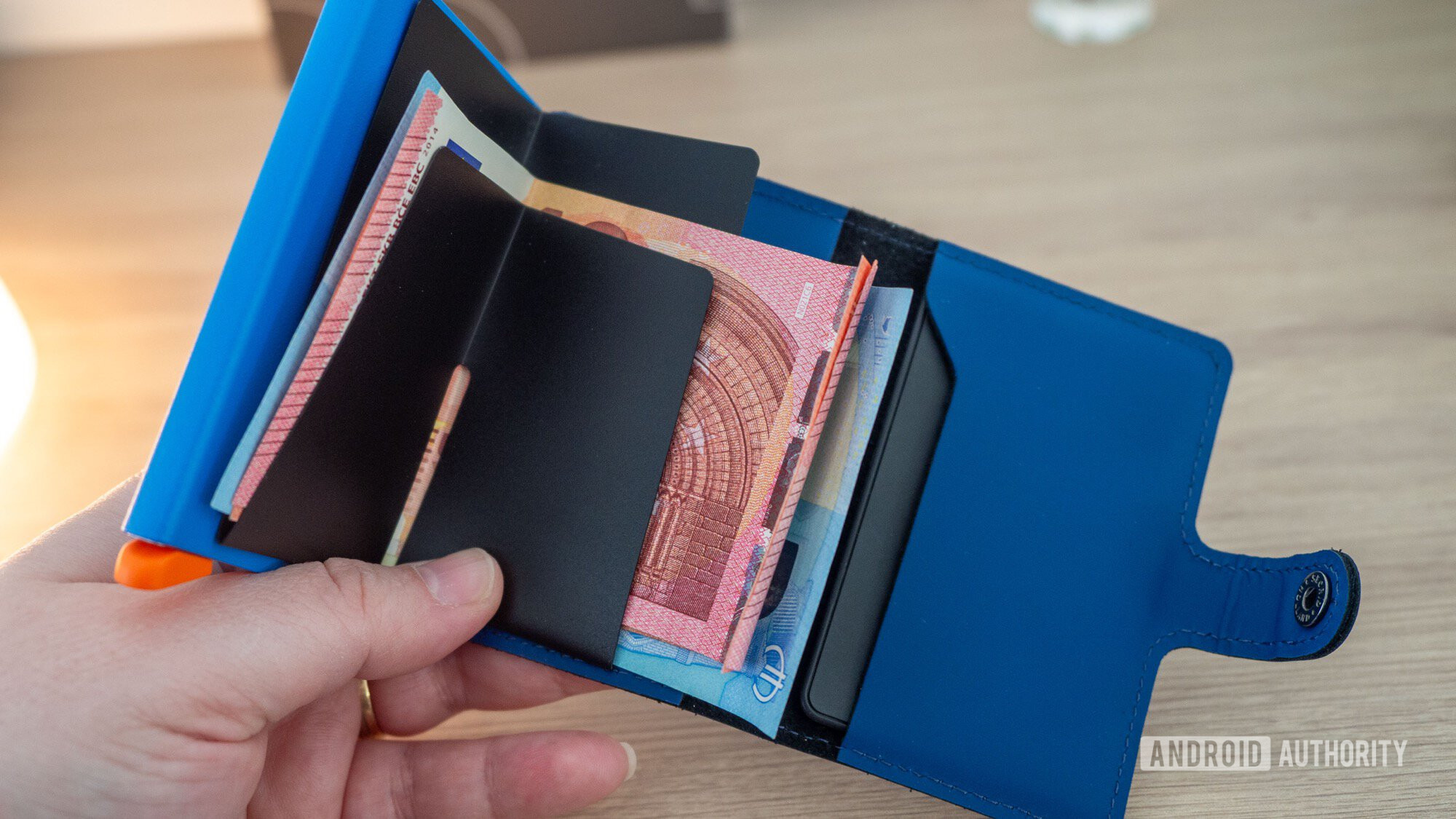 cartão chipolo google find hub rastreador bluetooth carteira secrid aberta