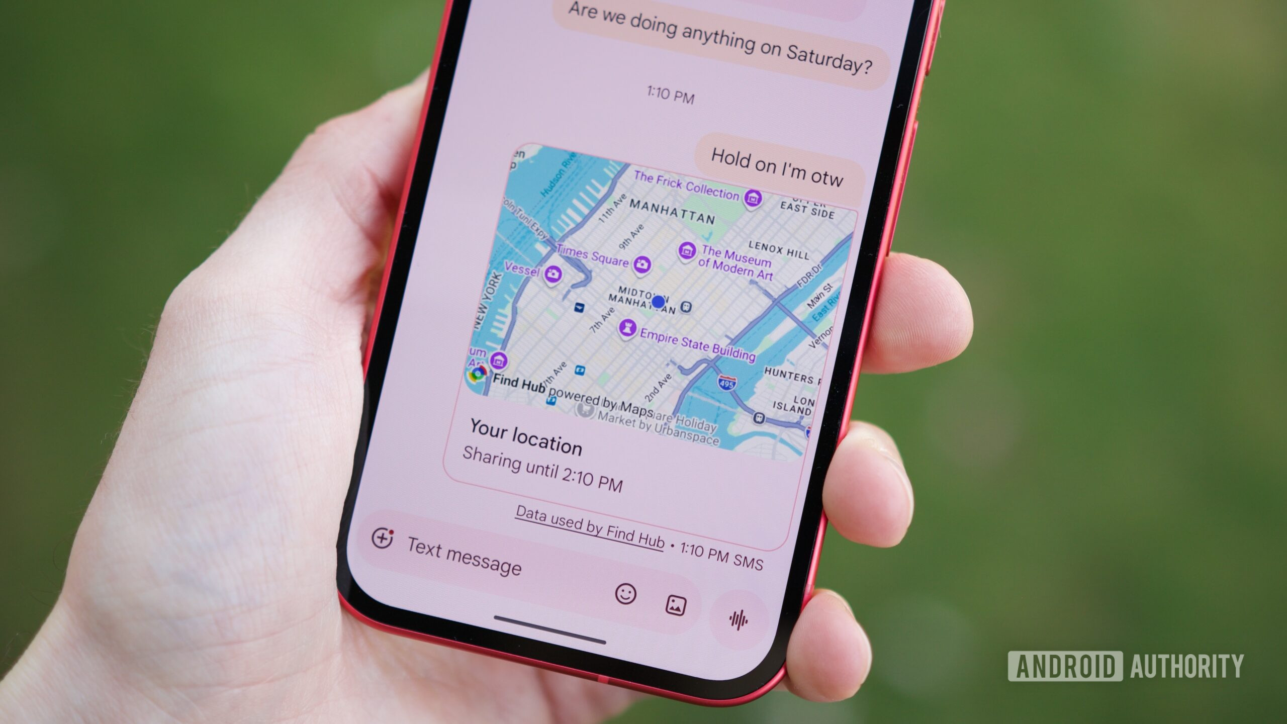 Uma conversa no Mensagens do Google com alguém que compartilha sua localização em tempo real.