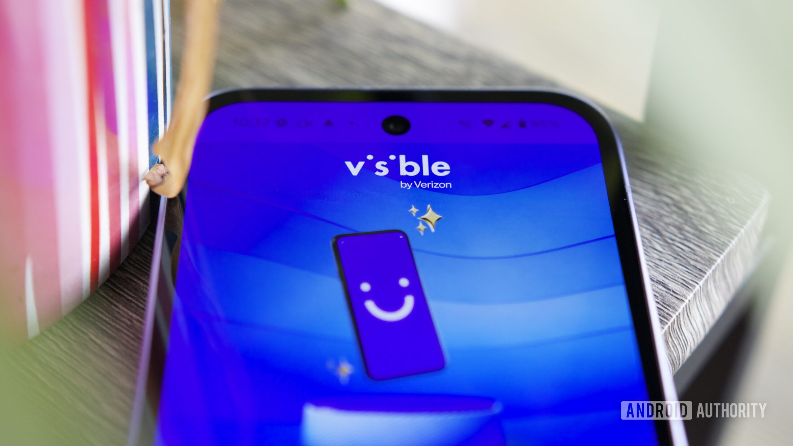 Tela de login do aplicativo visível em um telefone Android.