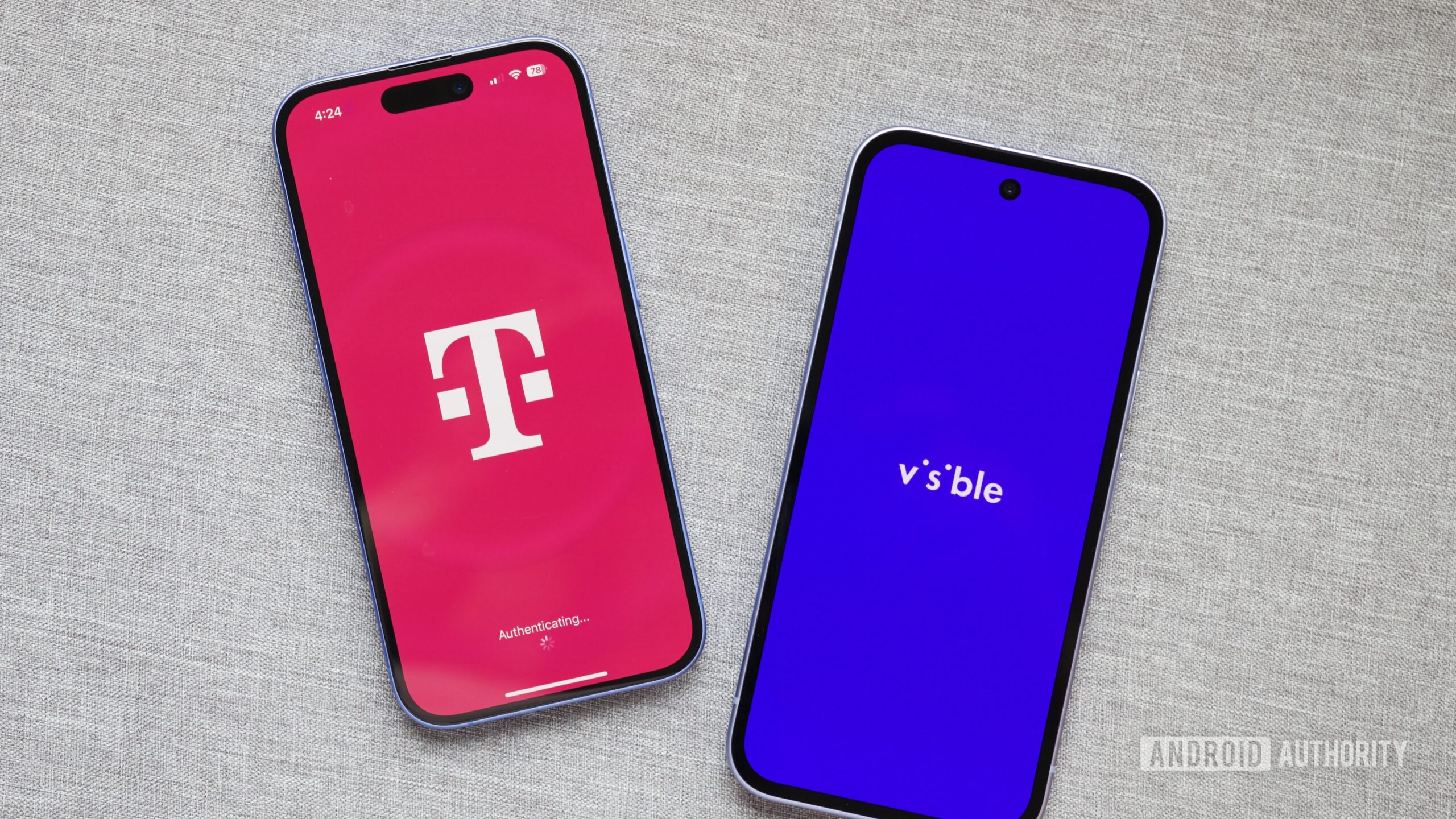 Dois telefones próximos um do outro, um com o logotipo da T-Mobile e outro com o logotipo do Visible.