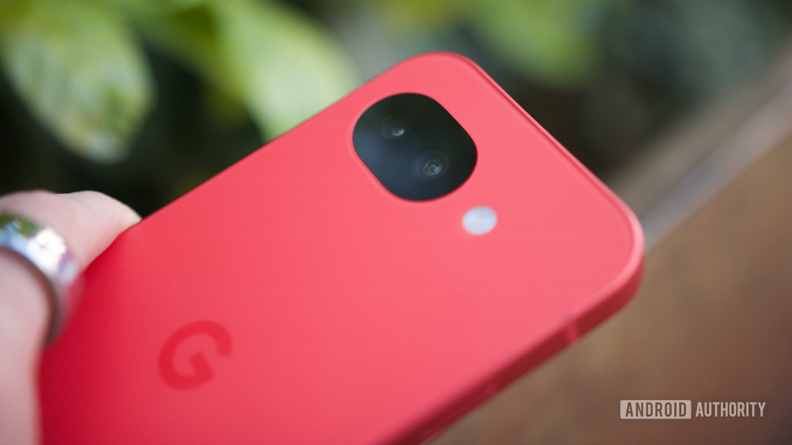 O Google Pixel 10a na cor Berry.