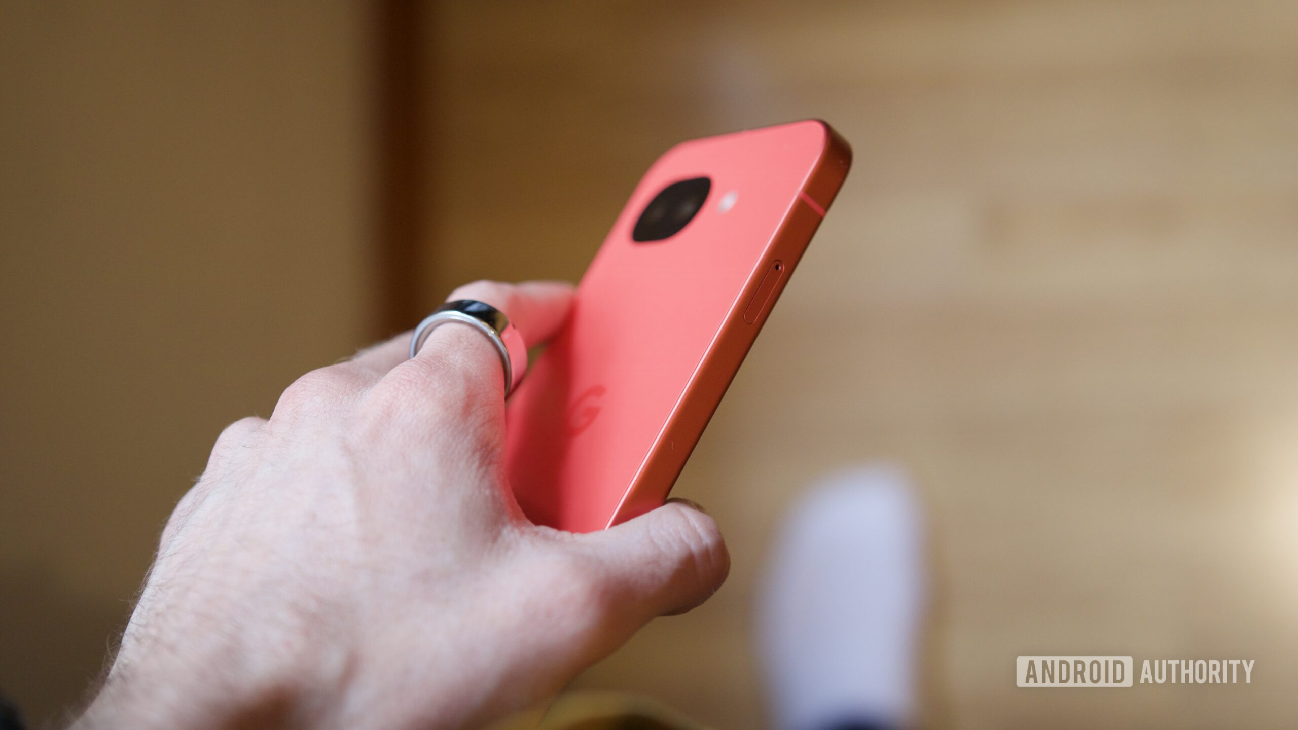 Vista lateral de alguém segurando o Google Pixel 10a.