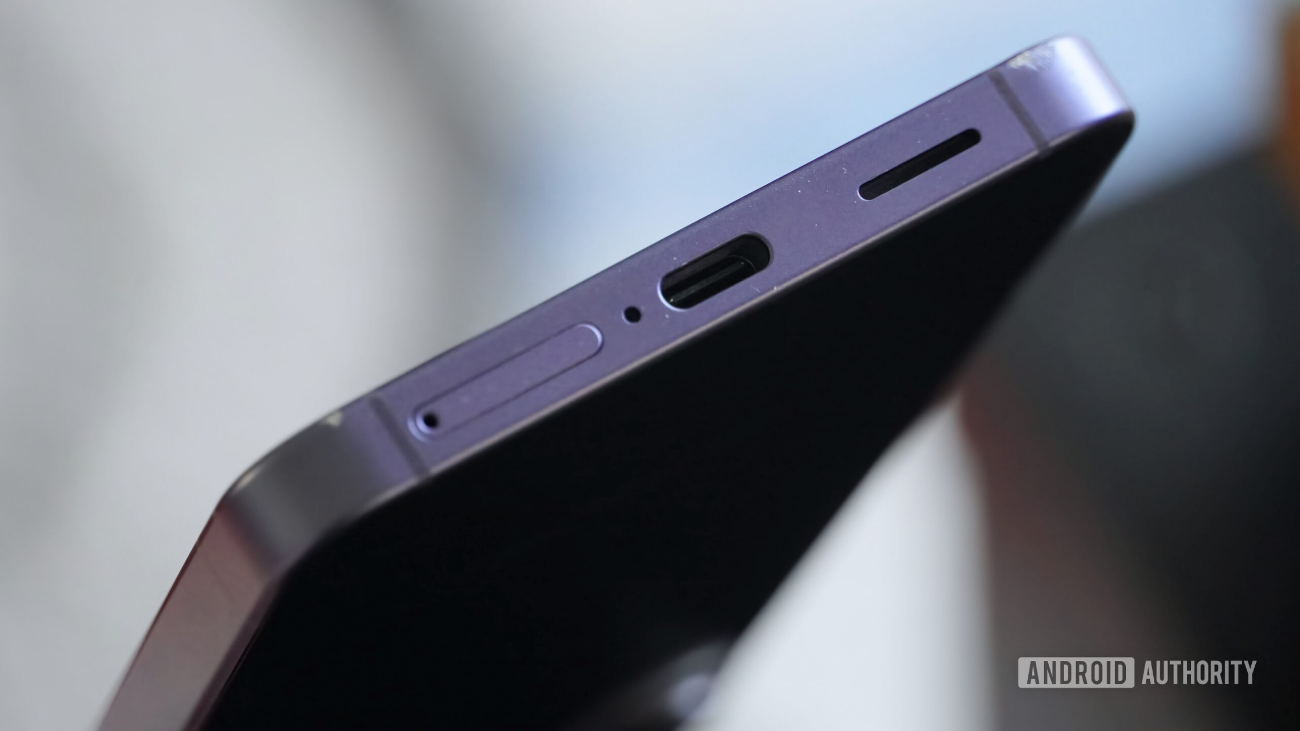 Arranhões na parte inferior de um Galaxy S26 roxo.