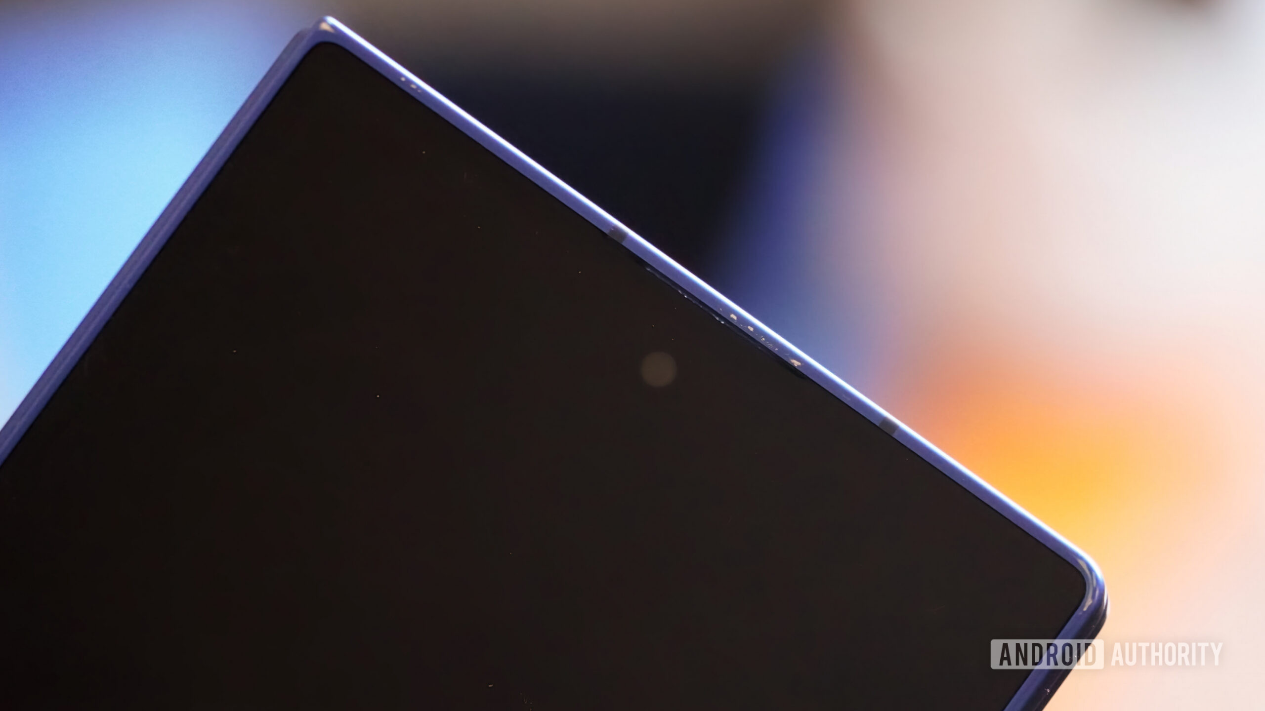 Arranhões na parte superior de um Galaxy Z Fold 7 azul.