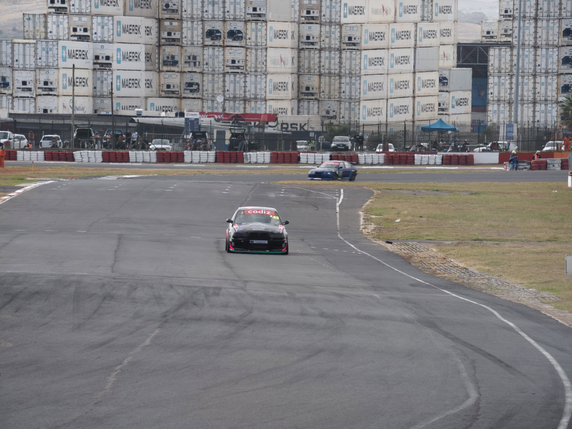 vivo X300 Ultra preto BMW 400mm em escala