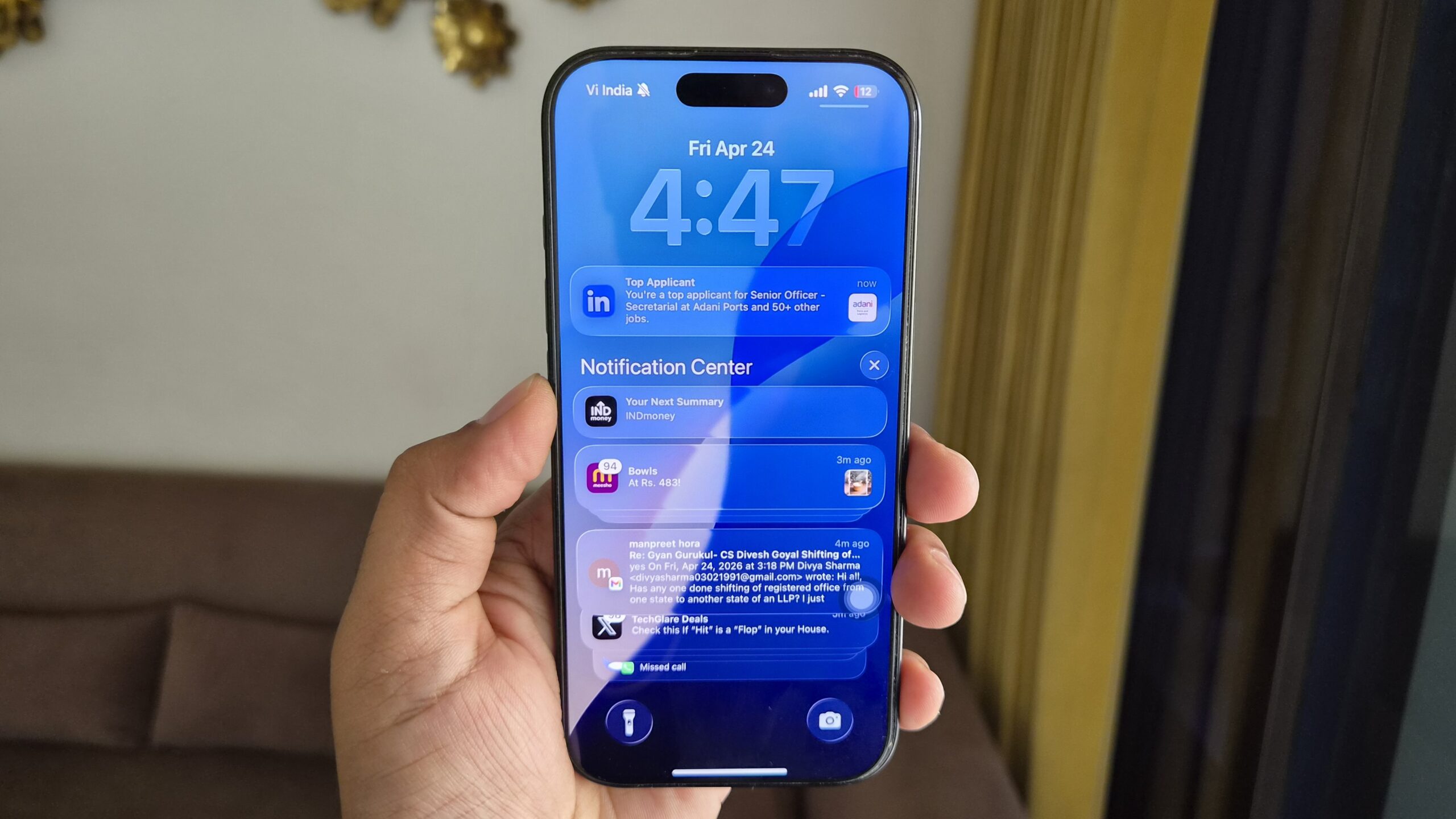 iPhone na mão mostrando a central de notificações