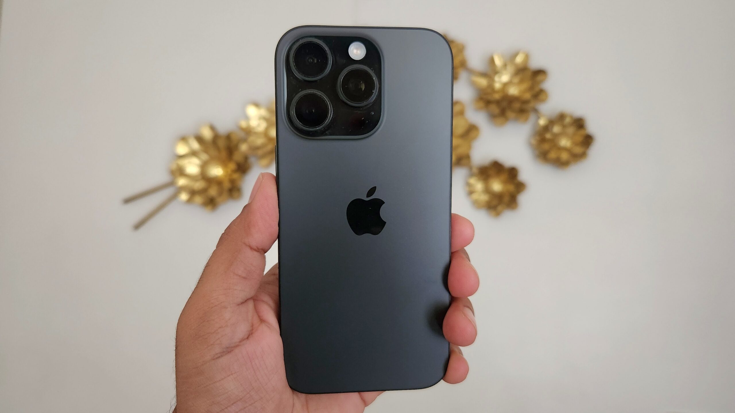 Uma mão segurando um iPhone 16 Pro preto