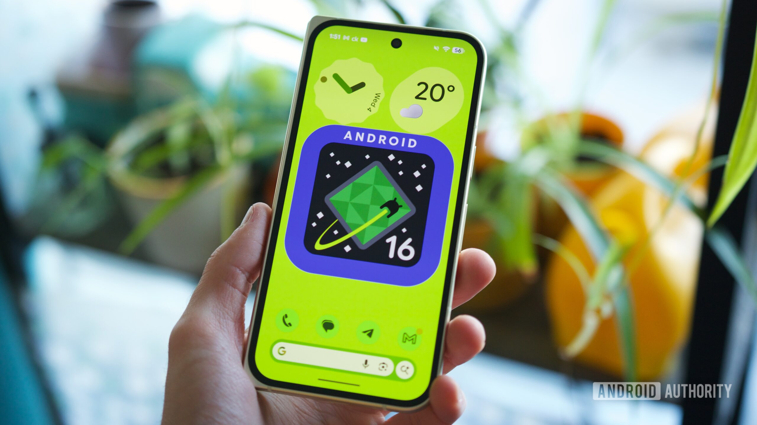 android 16 qpr3 logotipo herói foto 1 Logotipo do Android 16 em um telefone com Android 16 QPR3.