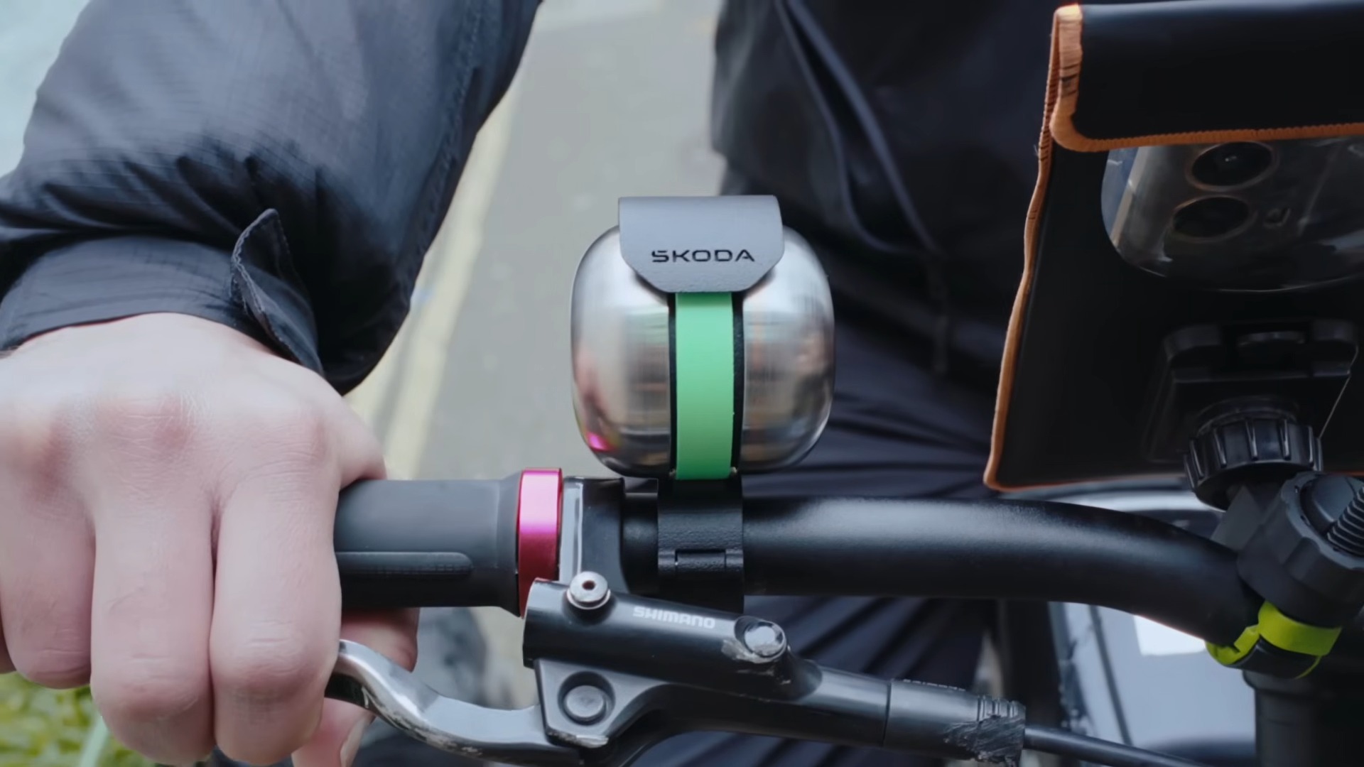 Škoda DuoBell, a primeira campainha de bicicleta projetada para penetrar em fones de ouvido com cancelamento de ruído Škoda DuoBell, a primeira campainha de bicicleta projetada para penetrar em fones de ouvido com cancelamento de ruído