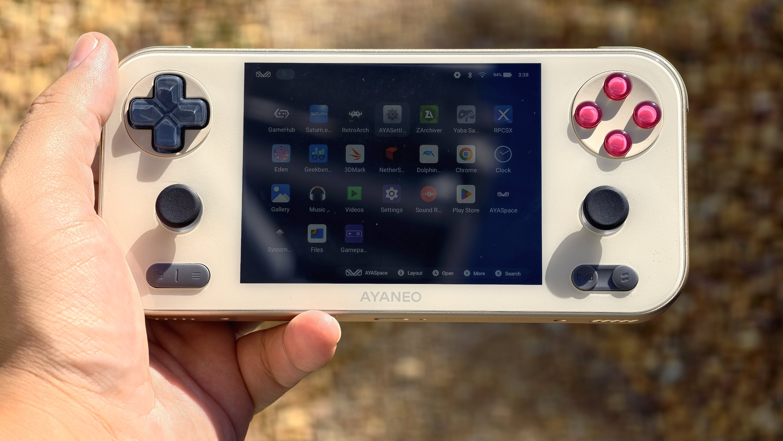 AYANEO Pocket S Mini na mão de frente AYANEO Pocket S Mini na mão de frente