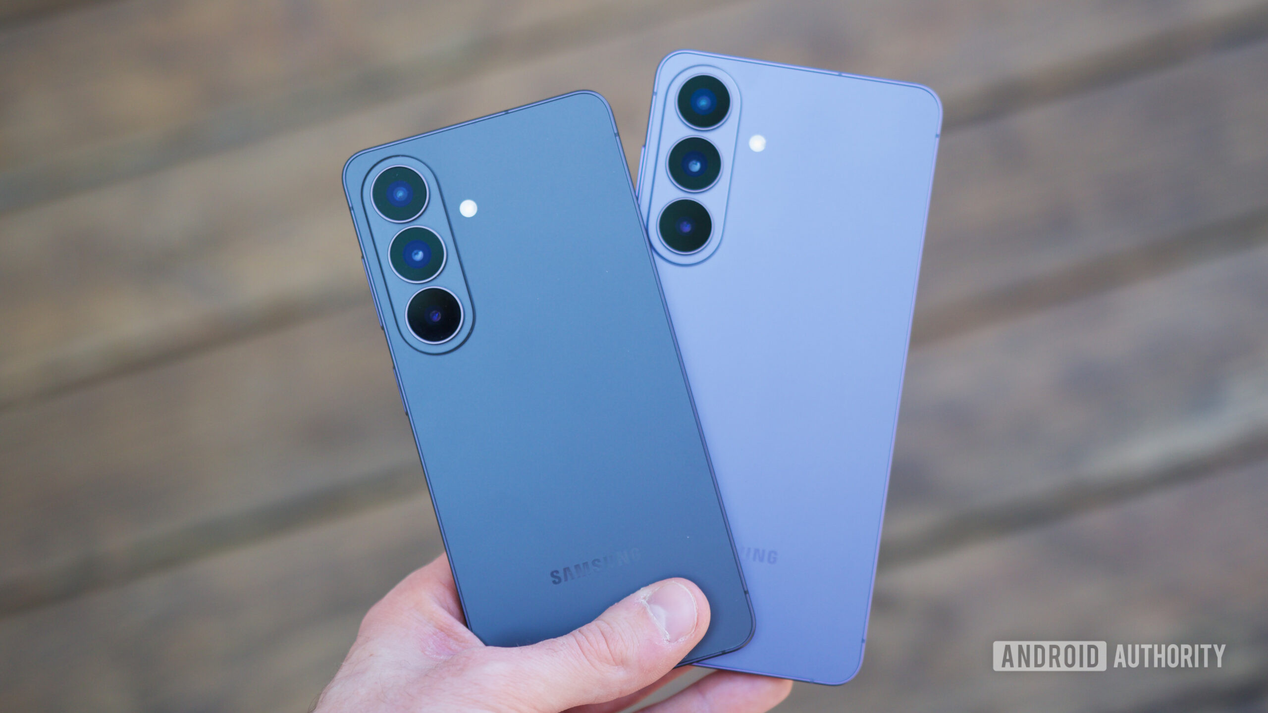 Alguém segurando o Samsung Galaxy S26 e Galaxy S26 Plus.