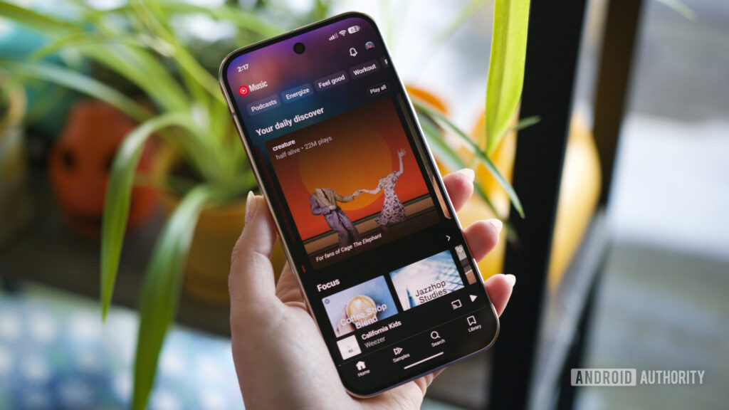 O YouTube Music finalmente permite que você converse enquanto ouve álbuns