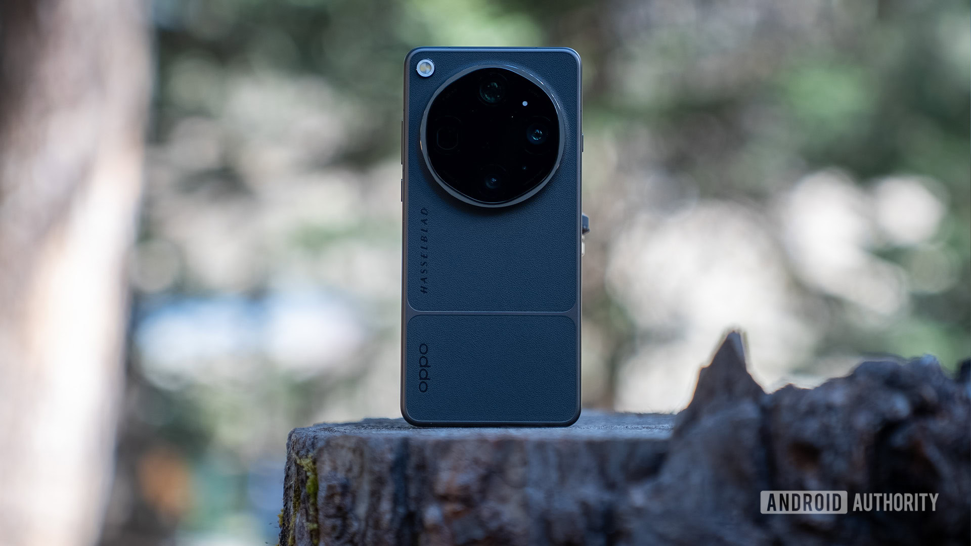 Oppo Find X9 Ultra levantou-se mostrando a parte de trás do telefone