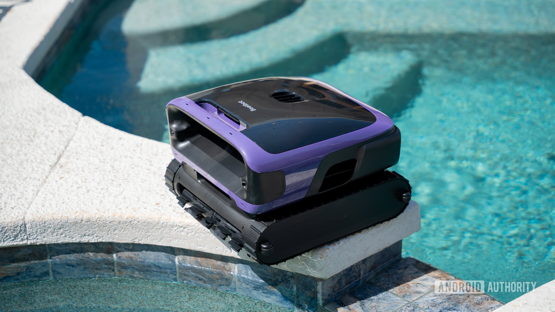 Beatbot Sora 70 ao lado da piscina 5