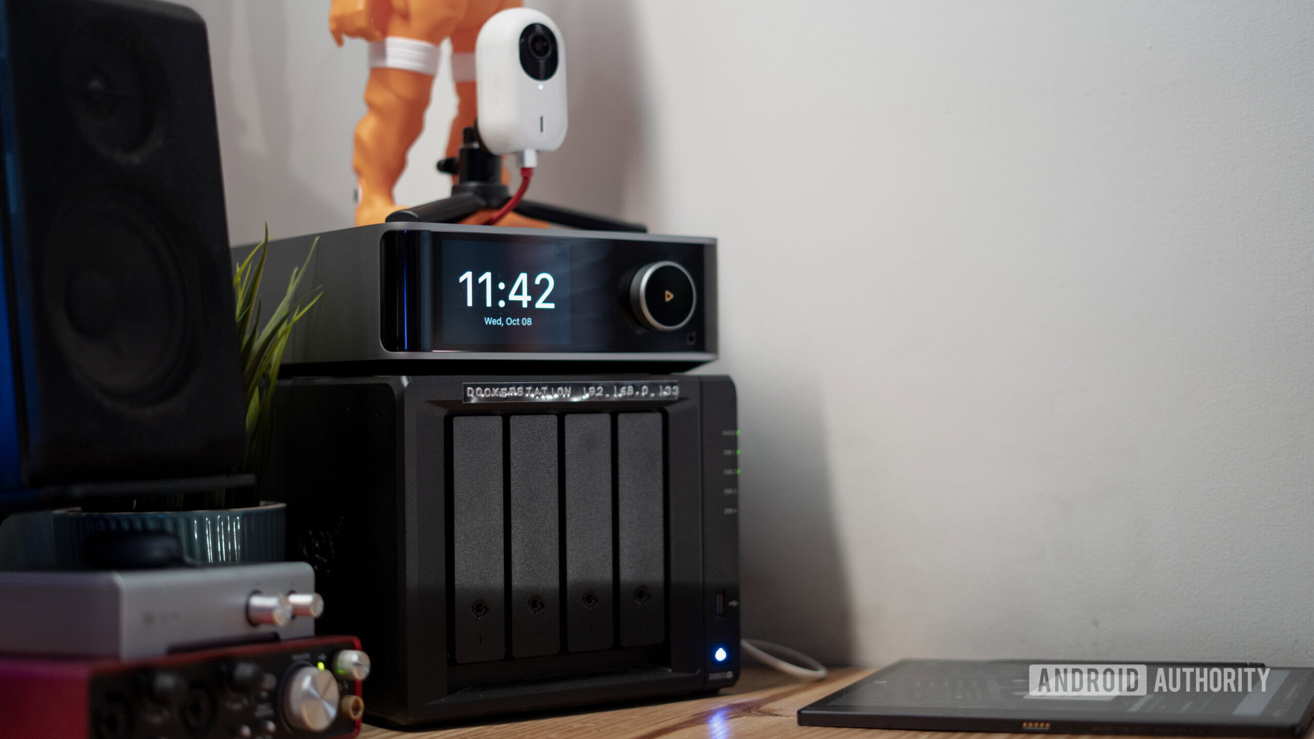 Synology DS925 Plus em uma mesa Synology DS925 Plus em uma mesa