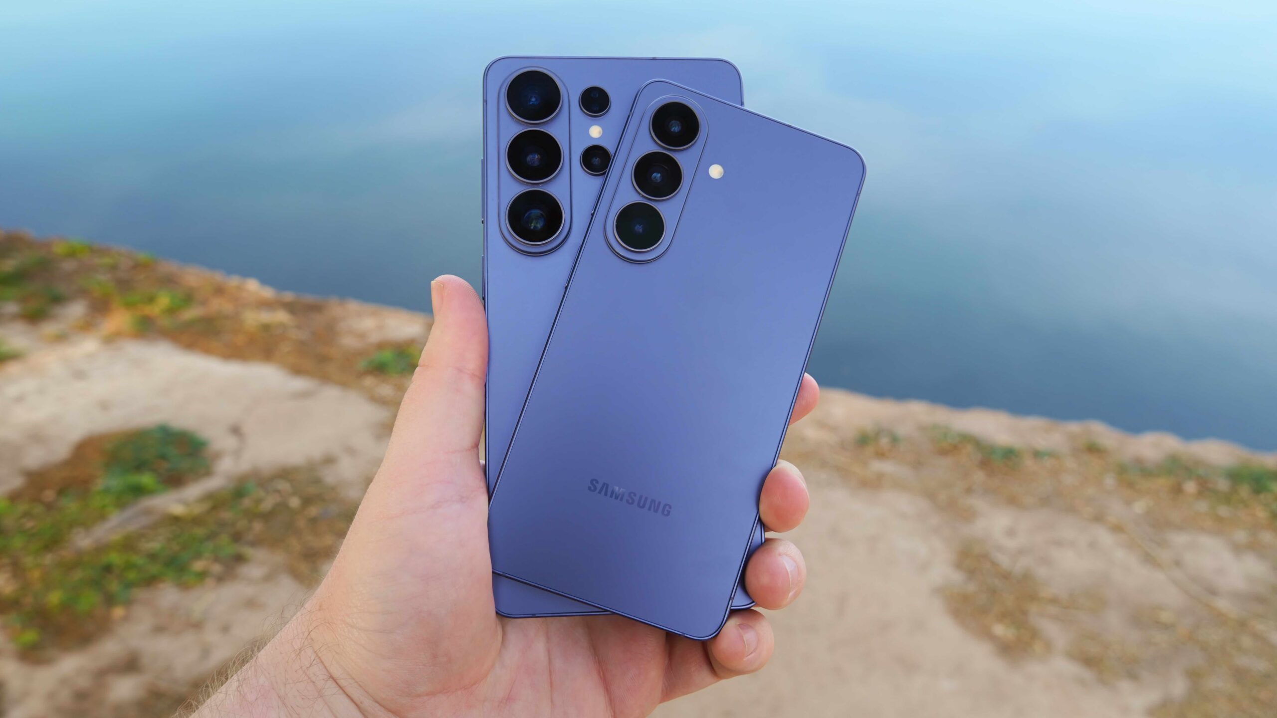 Samsung Galaxy S26 versus Ultra 6 Segurando o Galaxy S26 e o Galaxy S26 Ultra na mão.